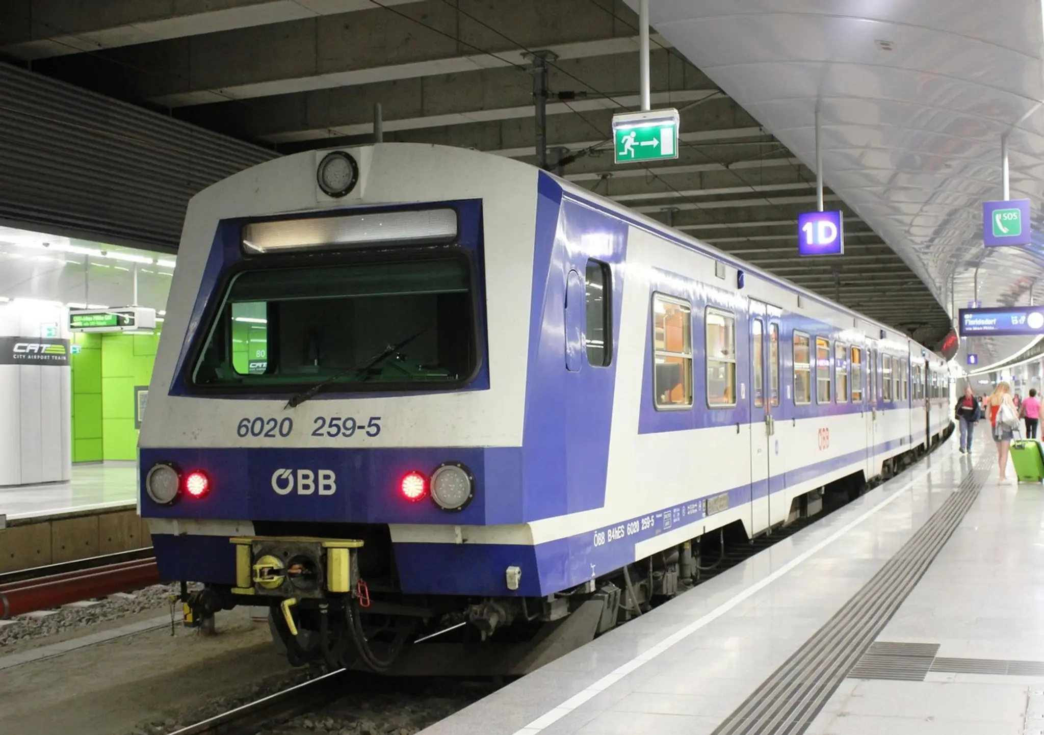 Vlak rakúskych spolkových železníc (ÖBB).