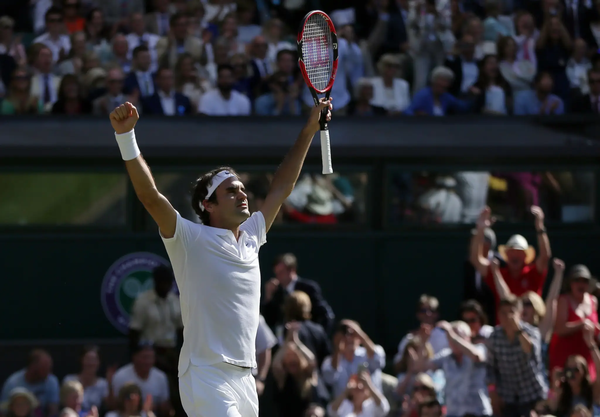 Víťazné gesto Rogera Federera po víťazstve nad Chorvátom Marinom Čiličom.