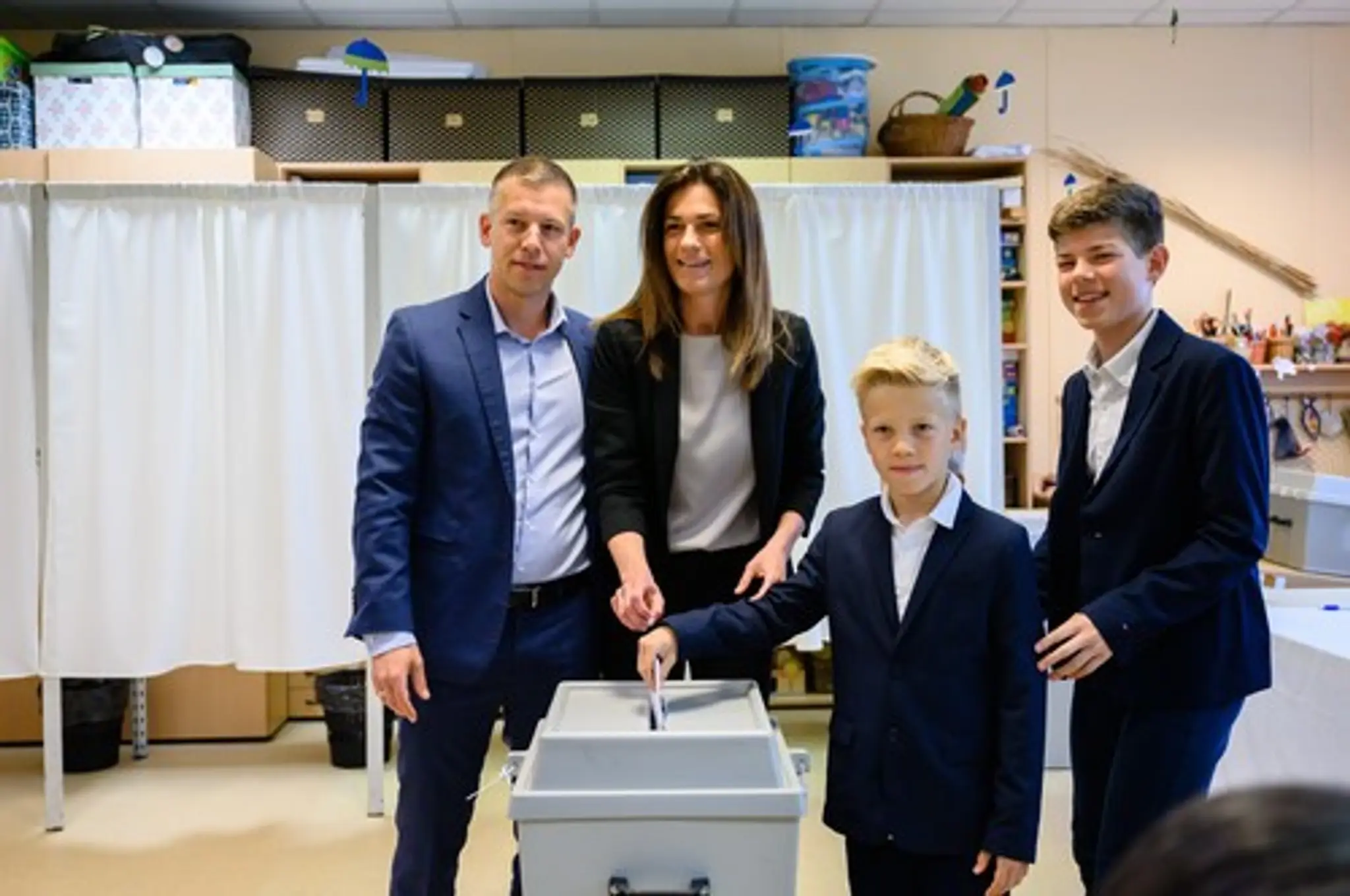 Maďarská ministerka spravodlivosti Judit Vargová odovzdáva svoj hlas v sprievode svojho manžela Petra Magyara a ich detí počas parlamentných volieb v apríli 2022.