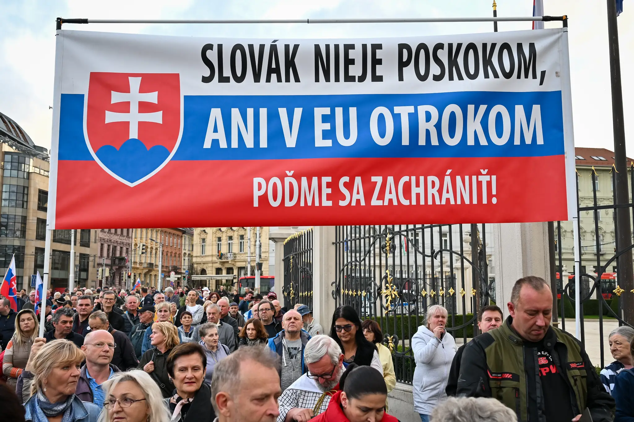 Účastníci verejného zhromaždenia na podporu Rudolfa Huliaka pred Prezidentským palácom.