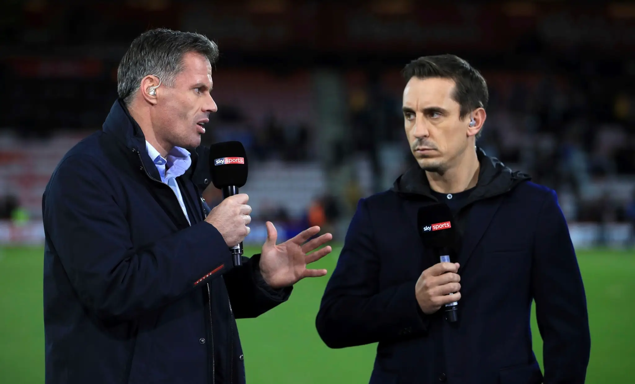 Na archívnej snímke z 15. septembra 2017 je vľavo komentátor Jamie Carragher a vpravo hráč Bournemouthu Gary Neville.