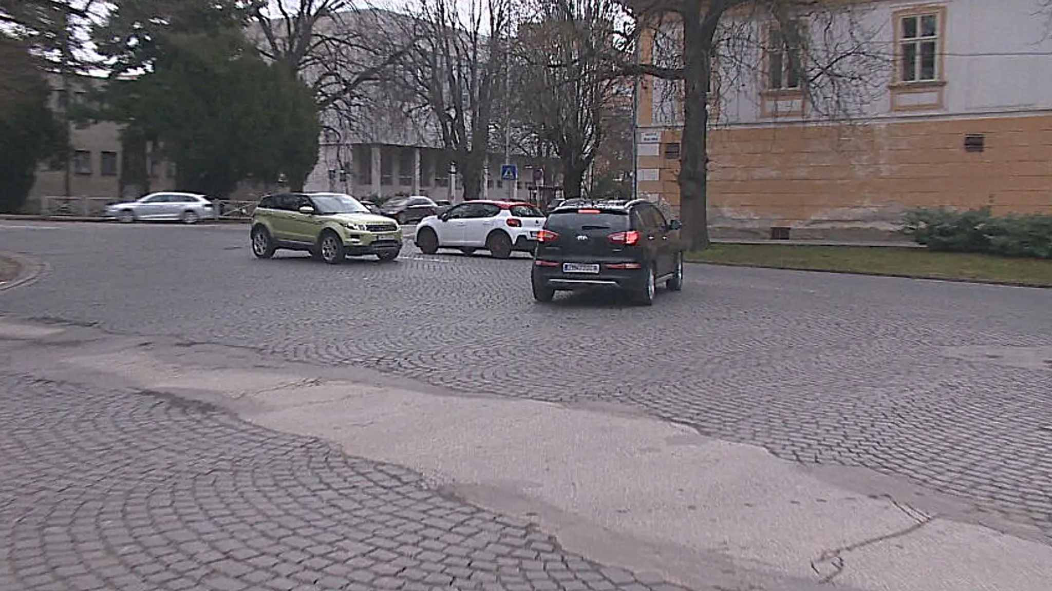 Konfliktná križovatka v Zlatých Moravciach. 