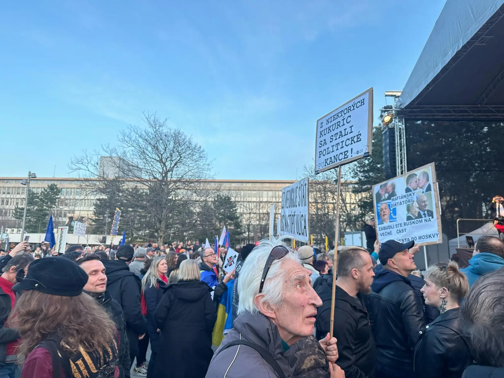 Protestujúci s transparentami na proteste