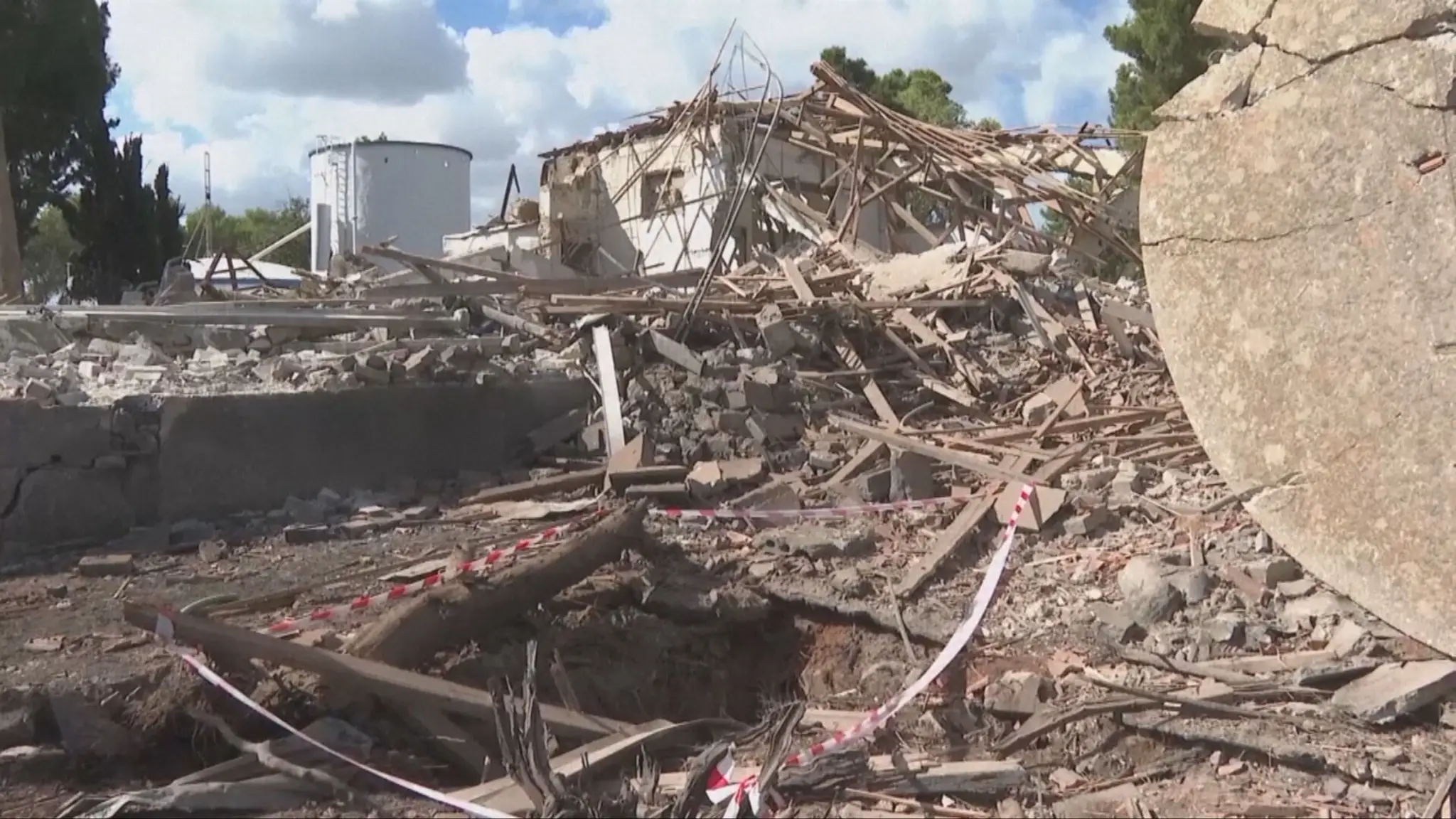 Budova po zásahu iránskou raketou.