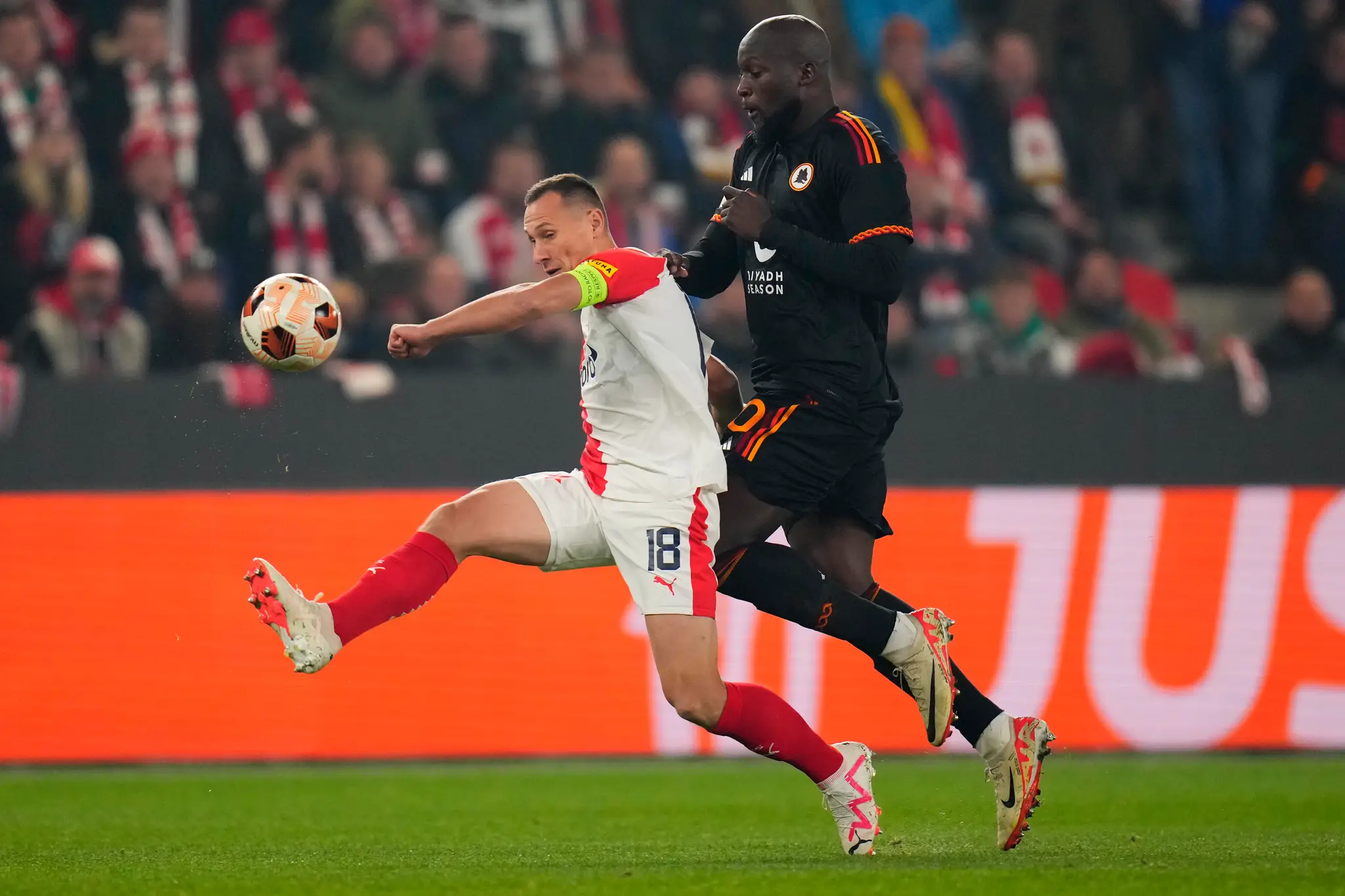 Ani hviezdny Lukaku (v čiernom) v Prahe na gól nevyzrel.