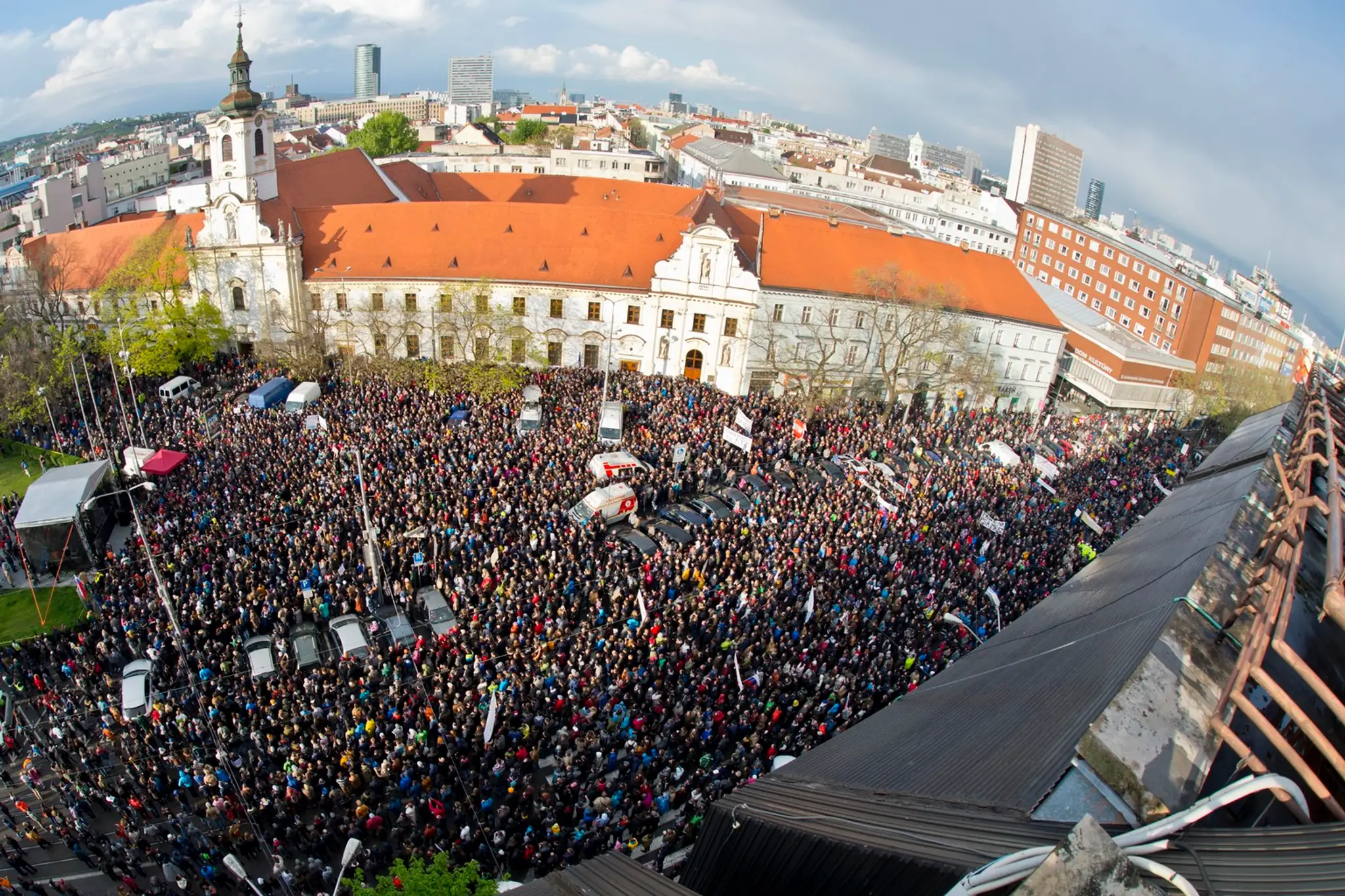 Tisíce ľudí na protikorupčnom pochode v Bratislave