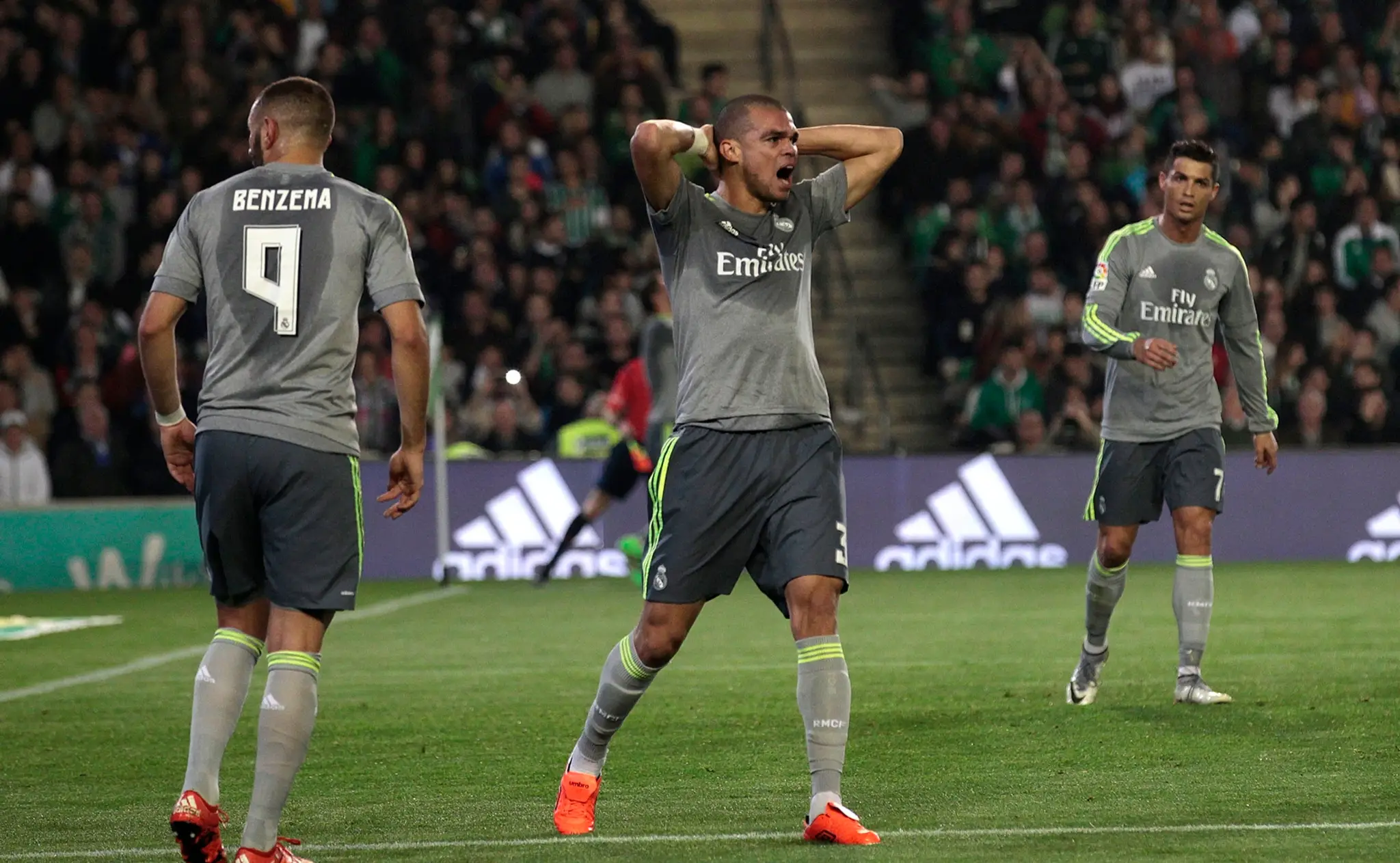 Zúfalá trojica Realu Madrid Karim Benzema, Pepé a Cristiano Ronaldo v zápase s Realom Betis.