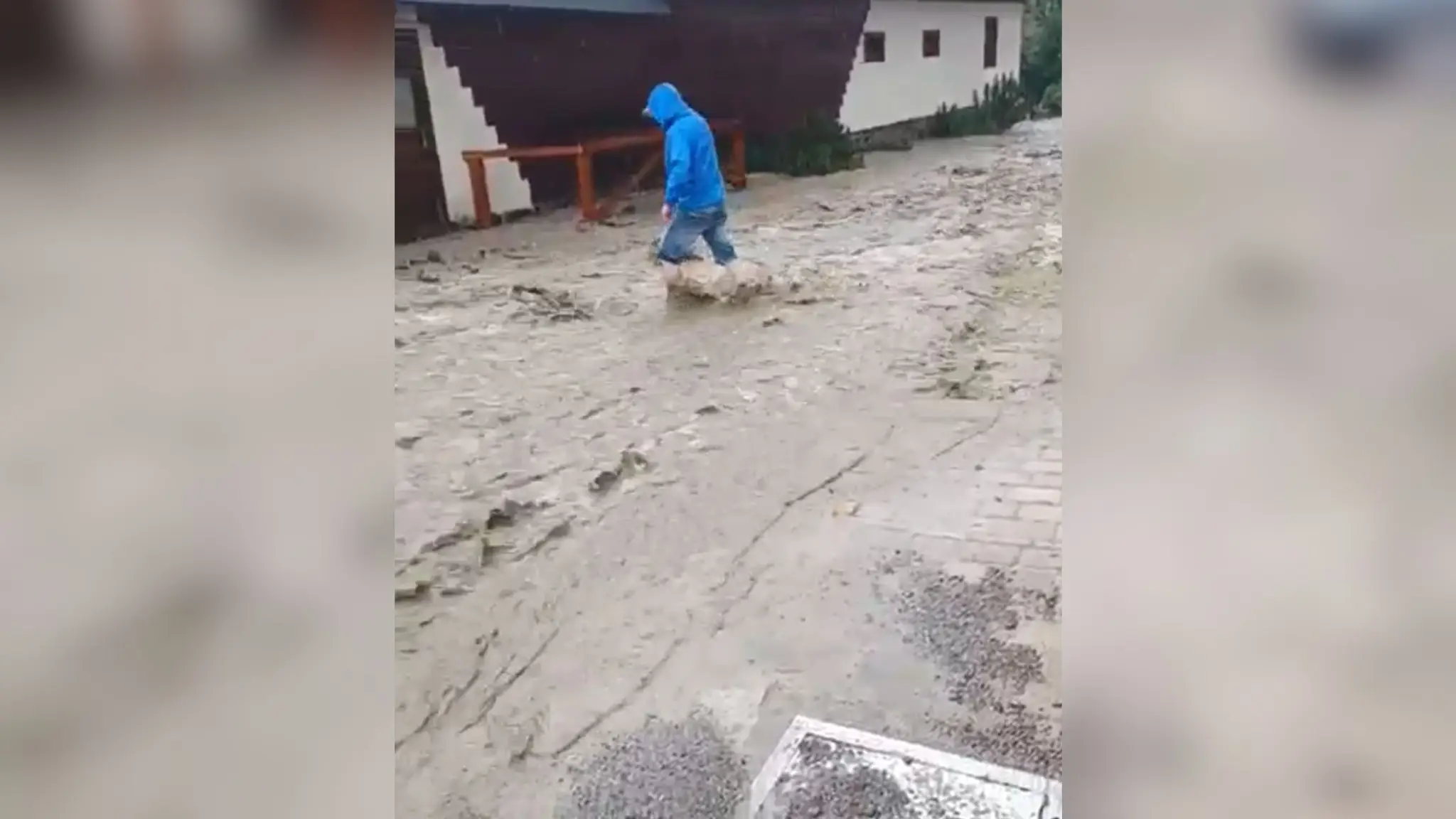 Zaplavená ulica v Leštinách 