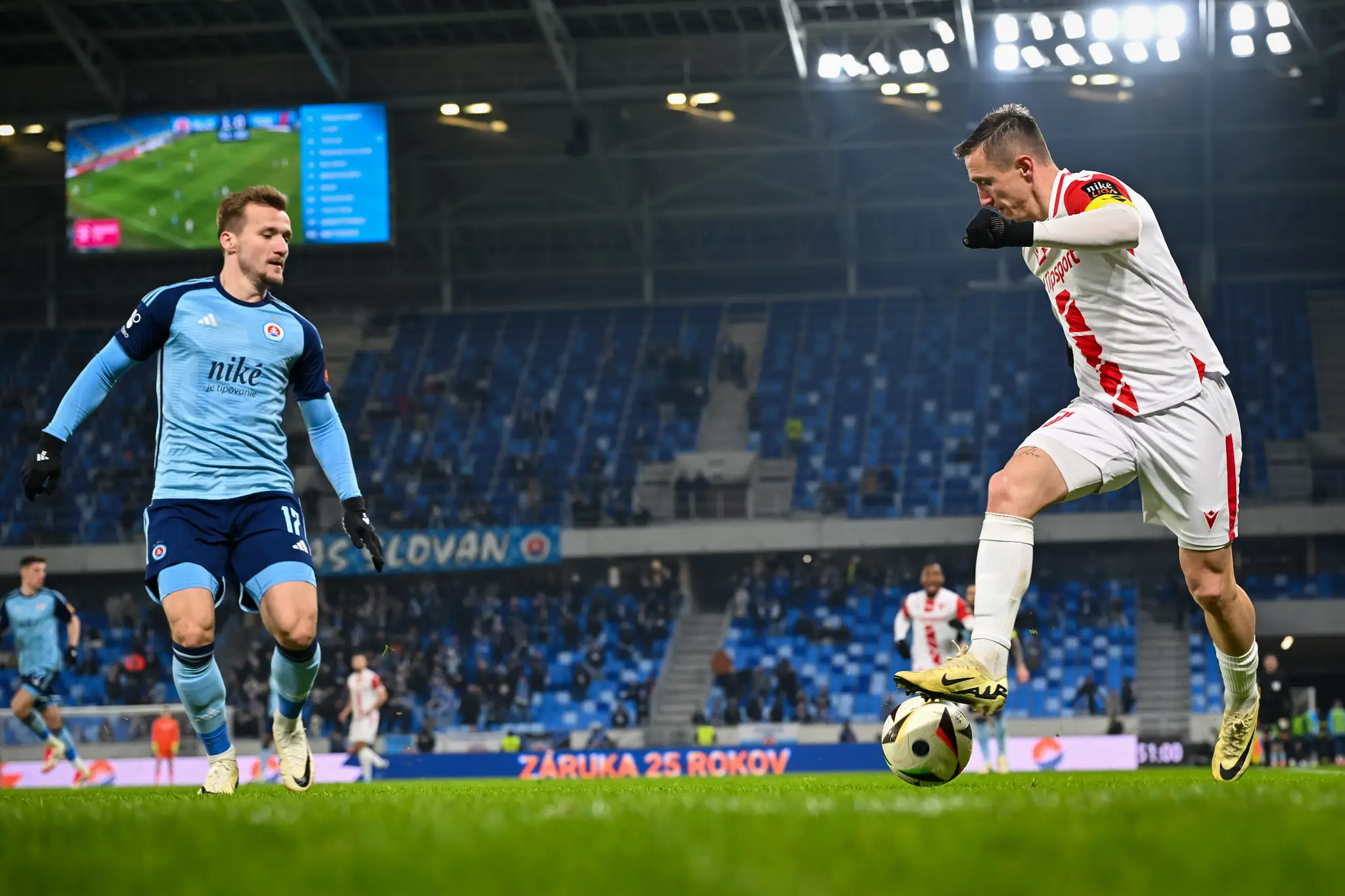 Jurij Medvedev (Bratislava), Damián Bariš (Trenčín) počas osemfinálového zápasu Slovenského pohára - Slovnaft cup ŠK Slovan Bratislava - AS Trenčín