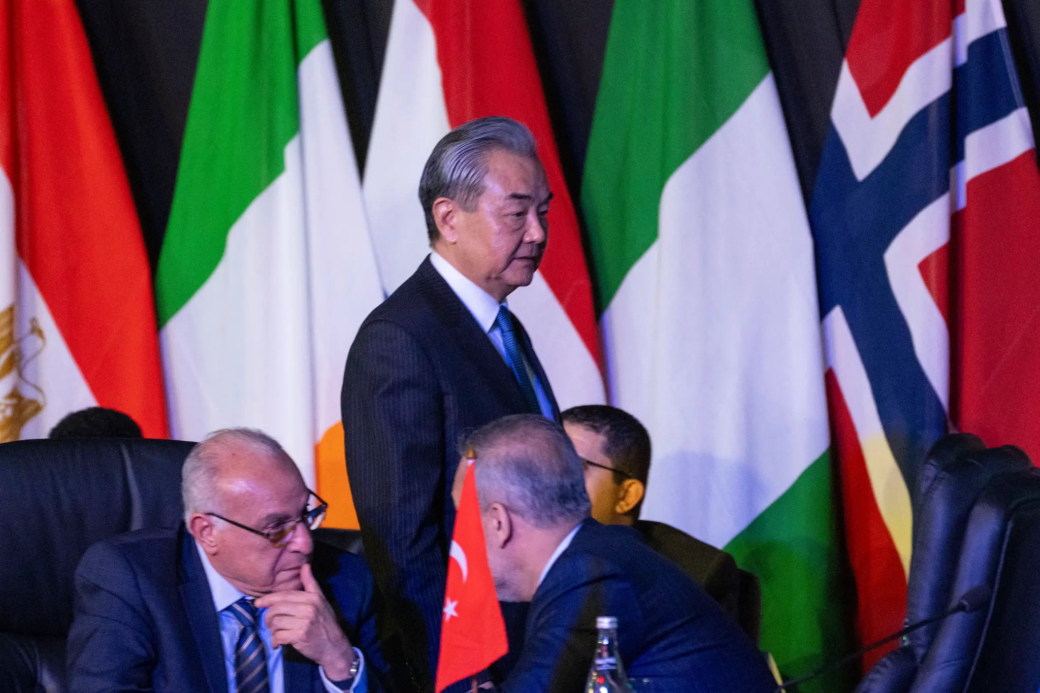 Na snímke minister zahraničných vecí Číny Wang I  (uprostred) prichádza na summit ministrov zahraničných vecí členských krajín skupiny G20.