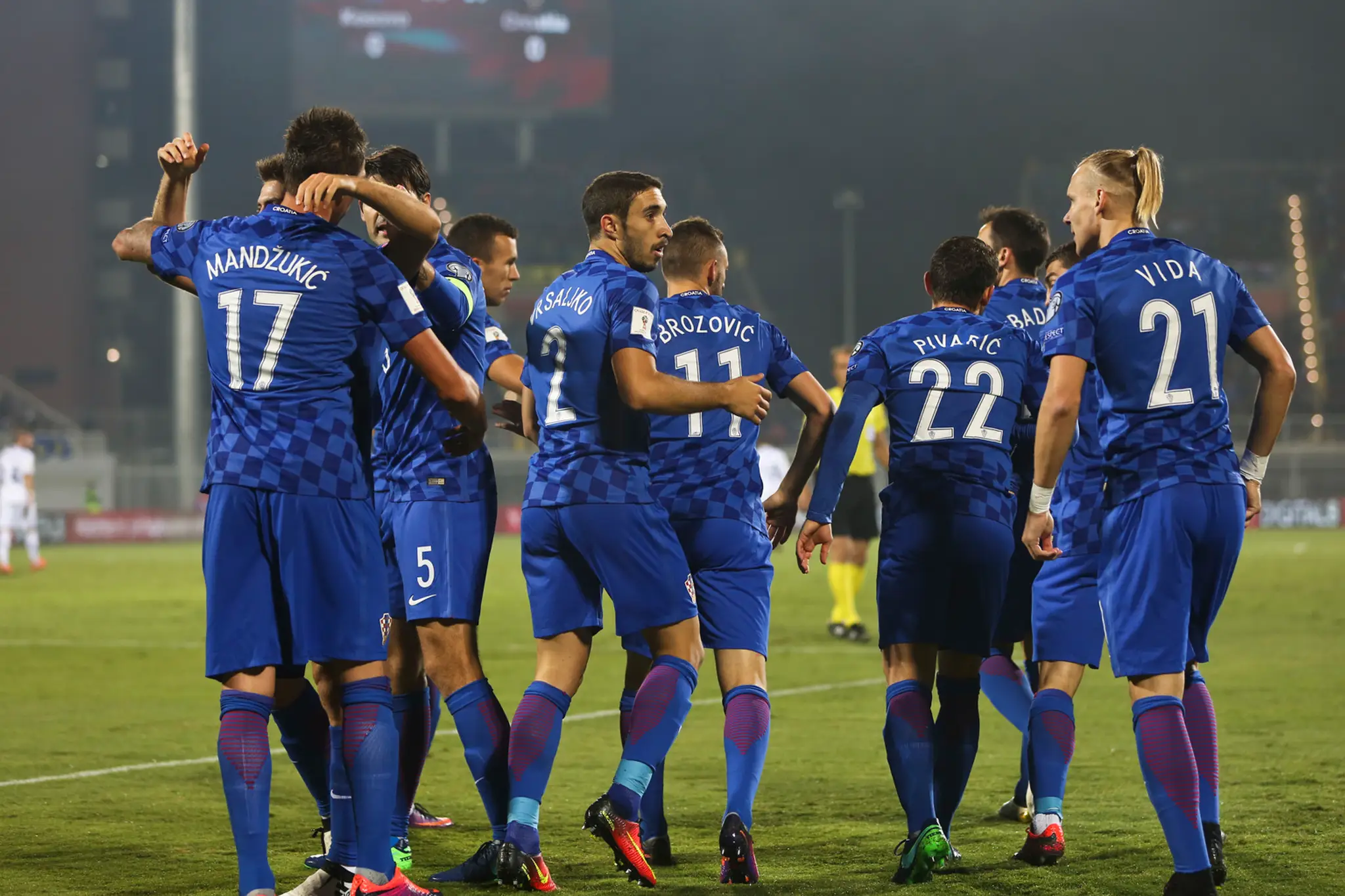Chorvátska radosť po góle Mandžukiča do siete Kosova v dueli kvalifikácie MS 2018.