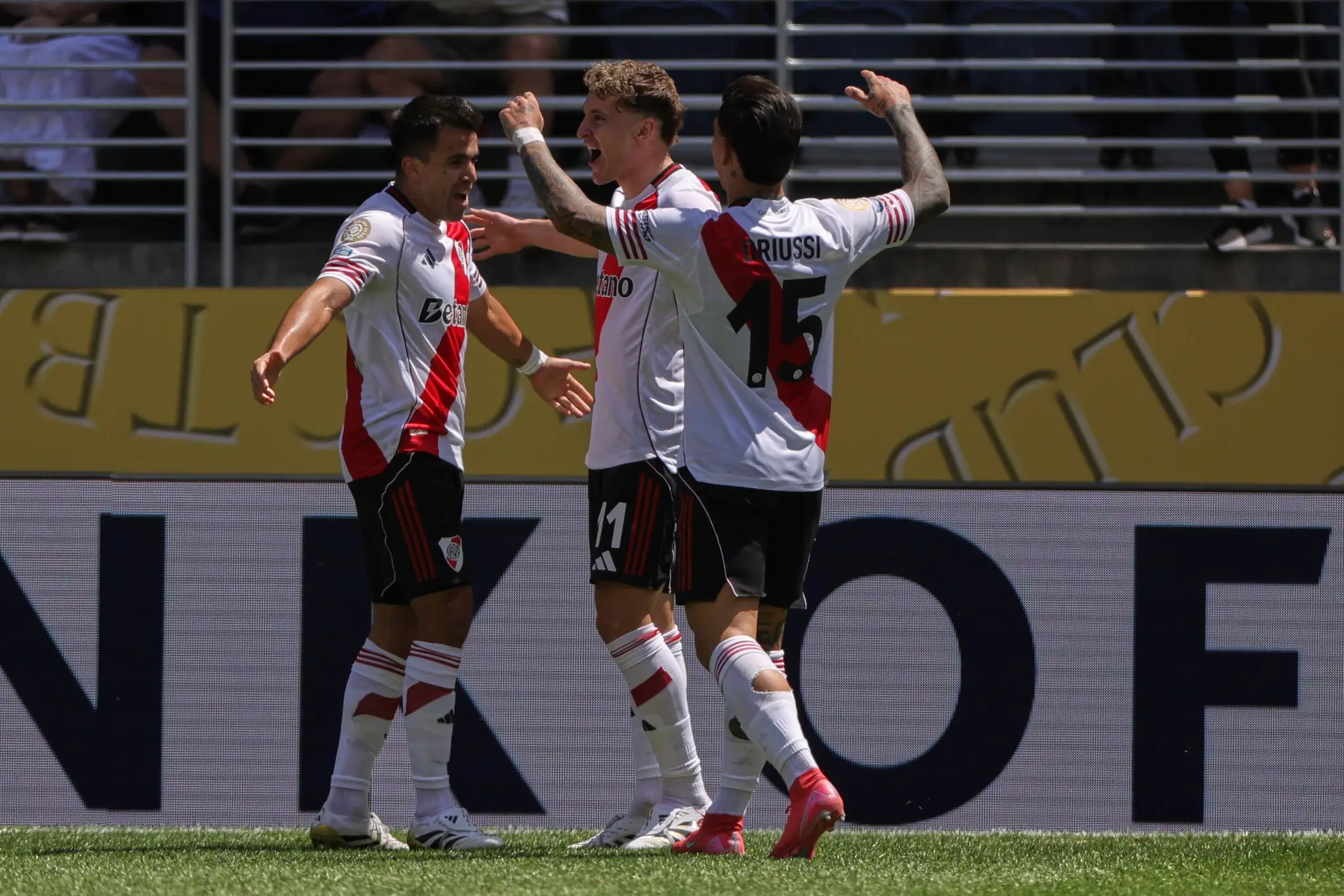 Hráč Facundo Colidio (uprostred) z River Plate sa raduje z gólu.