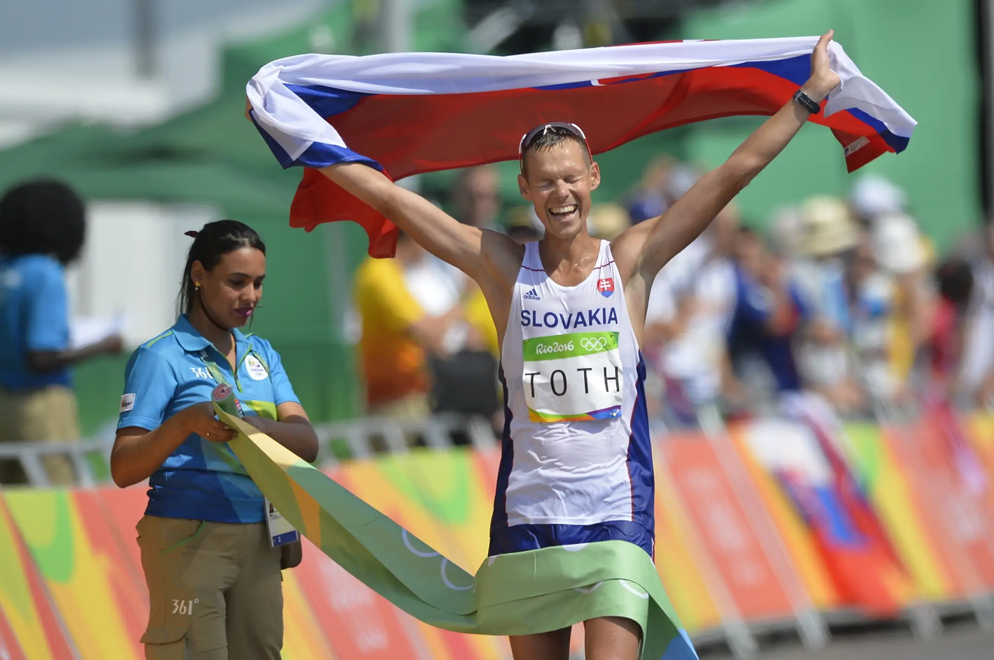 Na snímke slovenský atlét Matej Tóth oslavuje víťazstvo