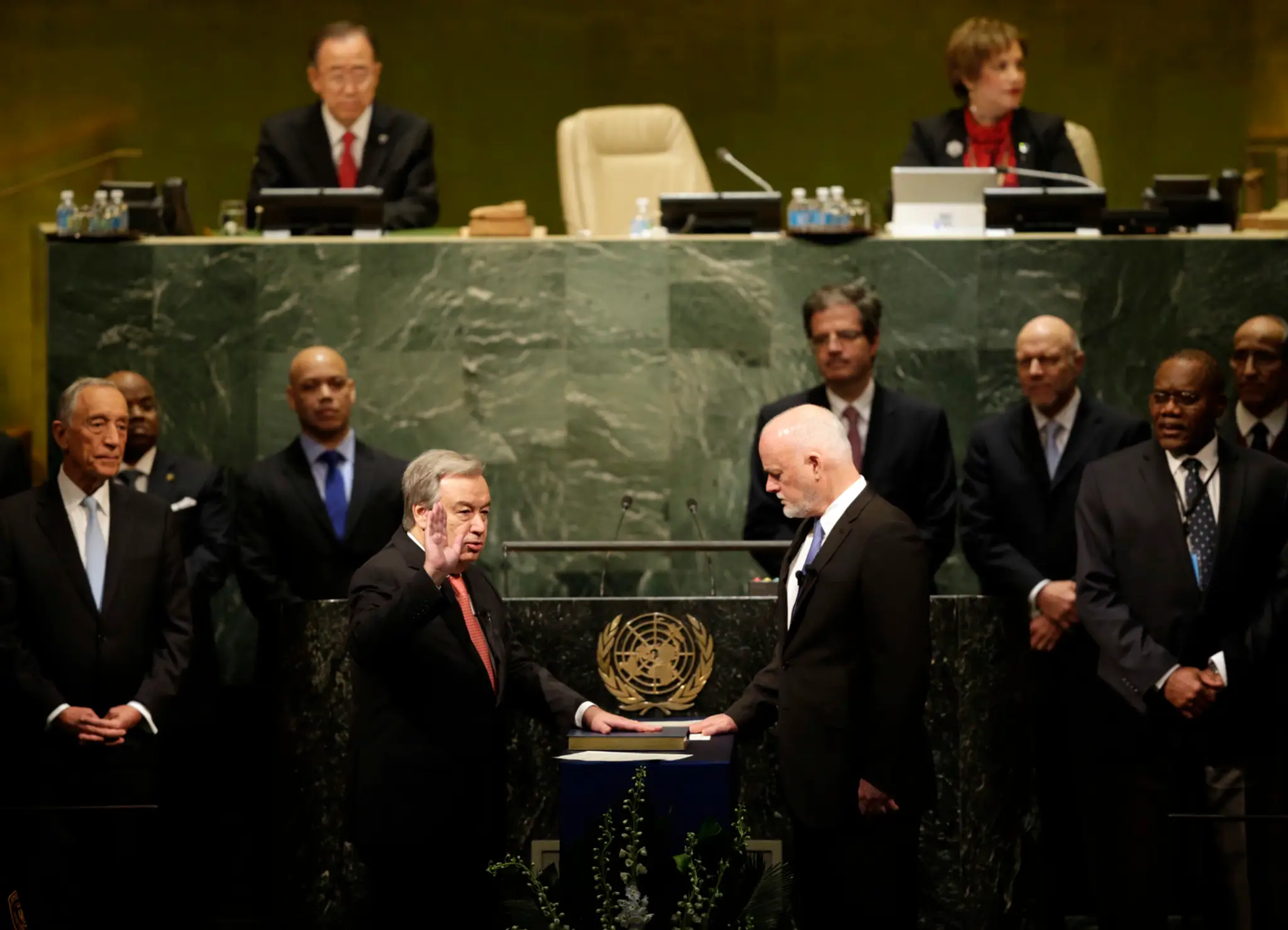 Nový generálny tajomník OSN António Guterres skladá sľub do rúk prezidenta Valného zhromaždenia OSN Petera Thomsona v sídle OSN.