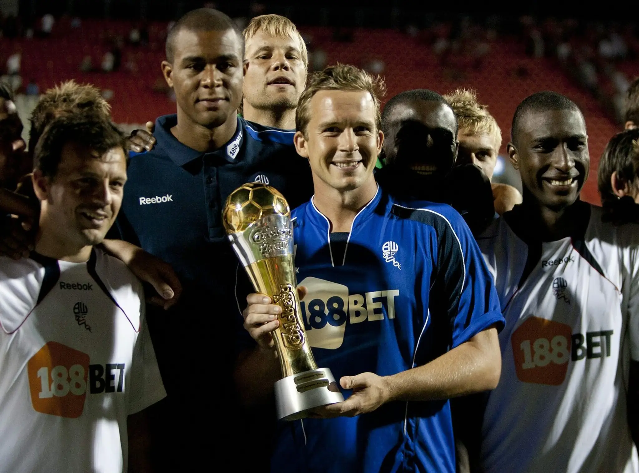 Exkapitán Boltonu Kevin Davies na archívnej snímke so spoluhráčmi.