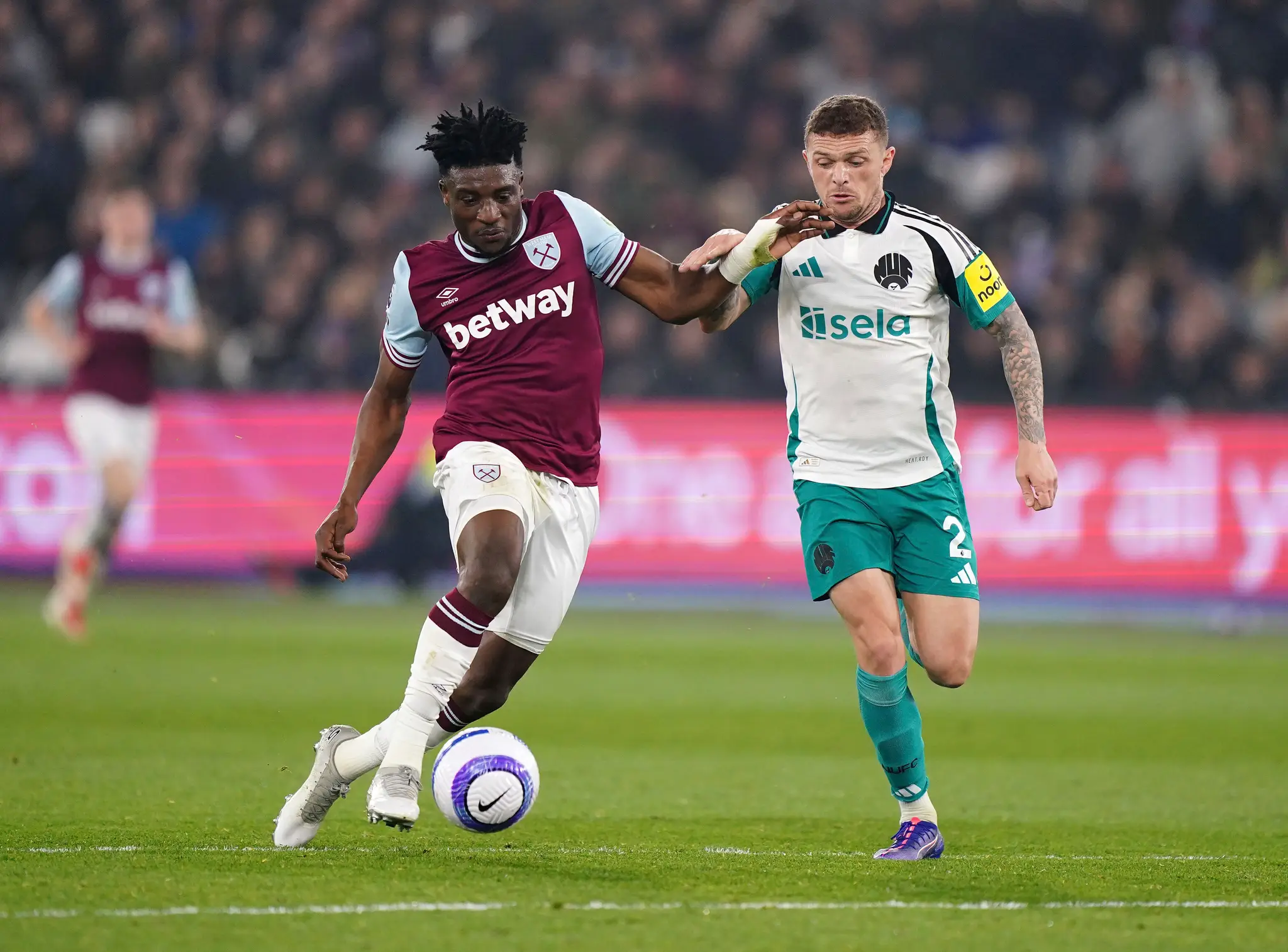 Na snímke Mohammed Kudus(vľavo) z West Hamu United a Kieran Trippier z Newcastle United