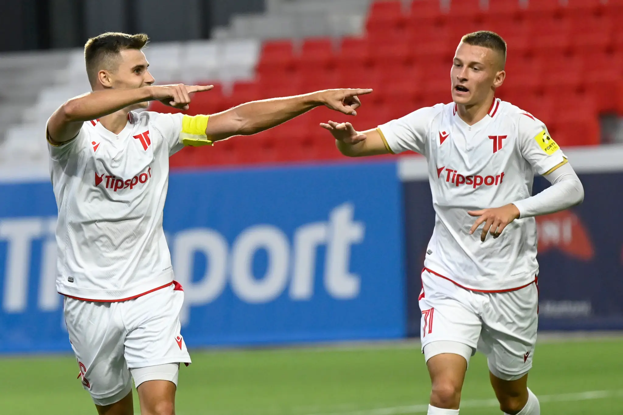 Jakub Kadák so spoluhráčom oslavuje gól.
