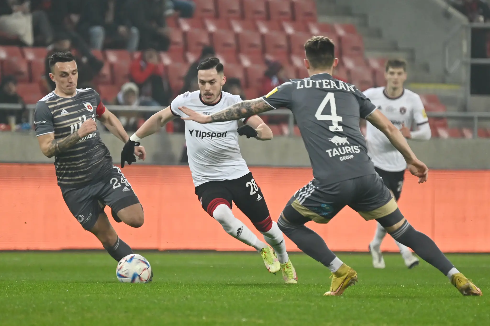 Na snímke zľava kapitán Ružomberka Marek Zsigmund, hráč Spartaka Martin Bukata a hráč Ružomberka Oliver Luterán