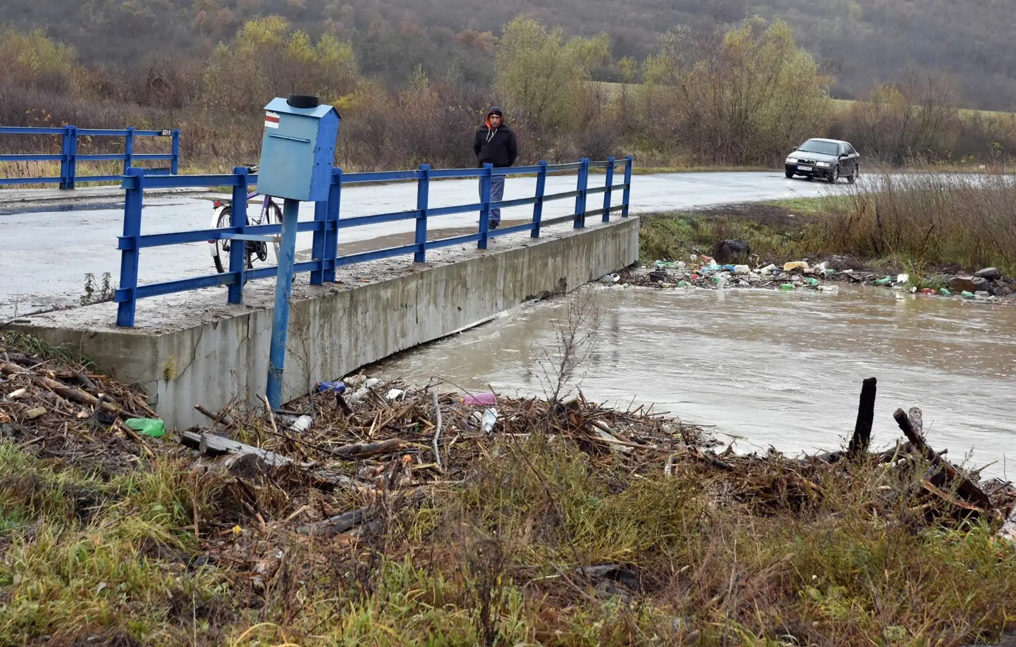 Na snímke rieka Roňava, na ktorej vyhlásili tretí stupeň povodňovej aktivity 