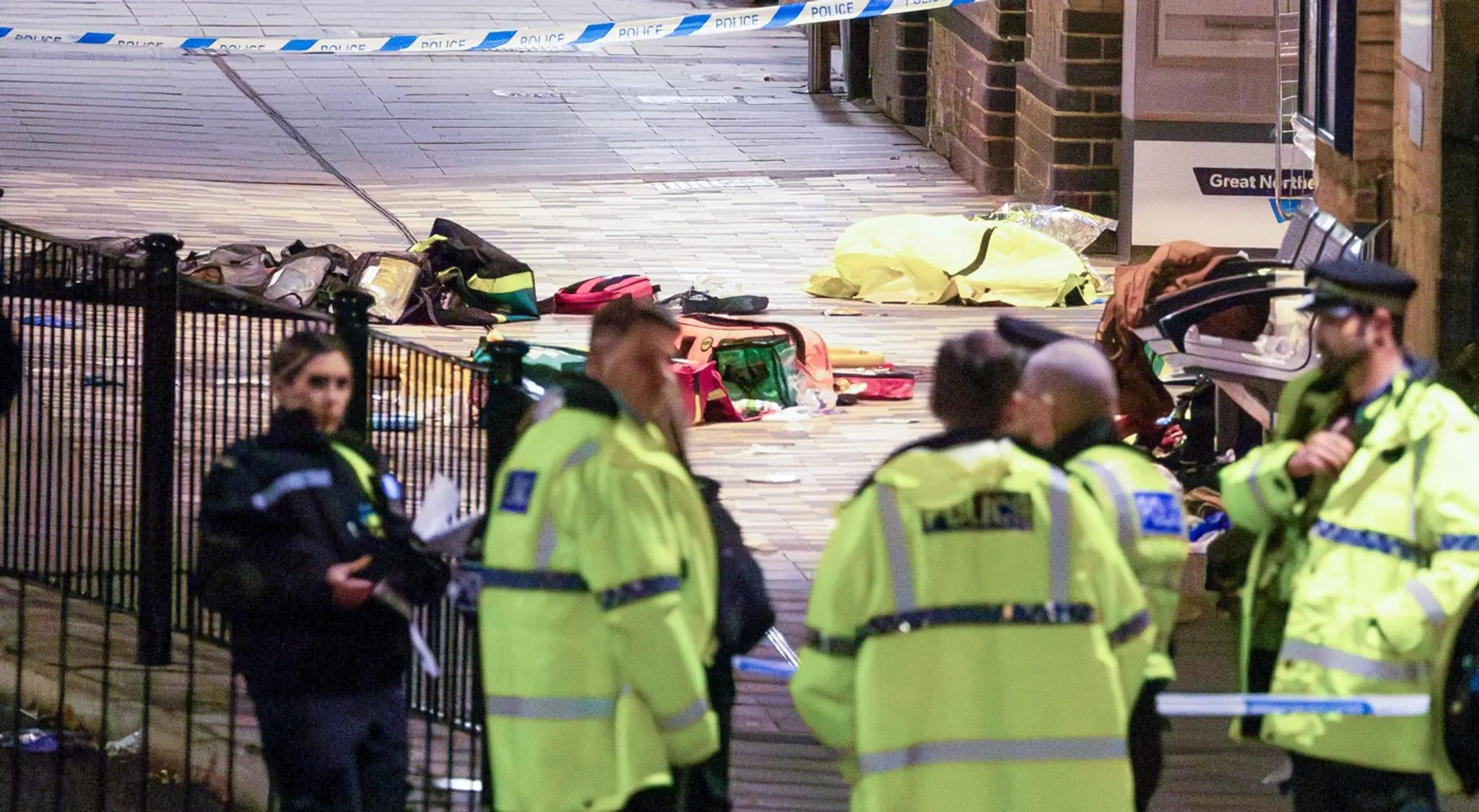 Britská polícia v sobotu zadržala dvoch podozrivých, ktorí nožom pobodali viacero ľudí vo vlaku pri východoanglickom meste Huntingdon. 