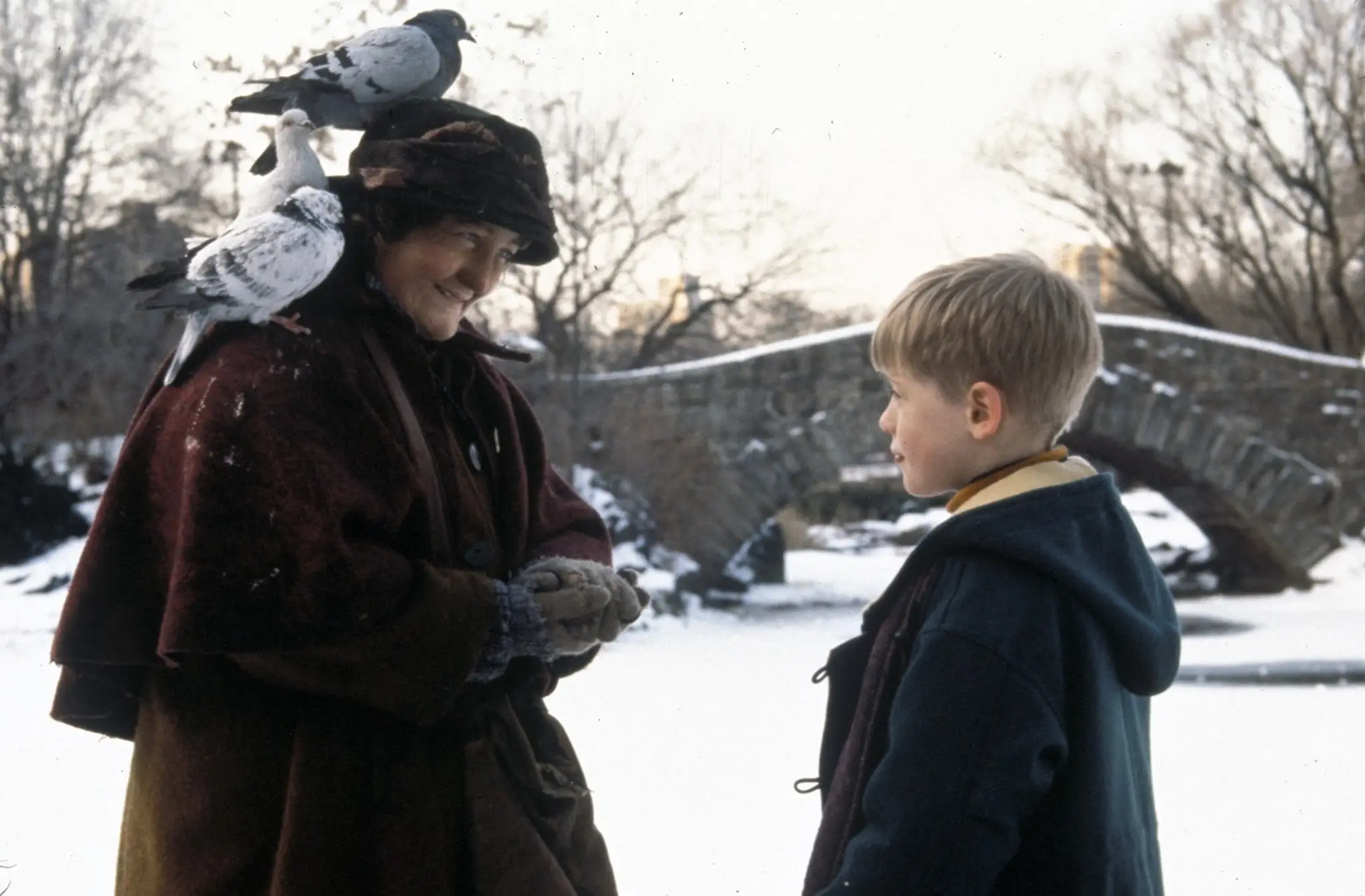 Branda Frickerová a Macaulay Culkin vo filme Sám doma 2: stratený v New Yorku.