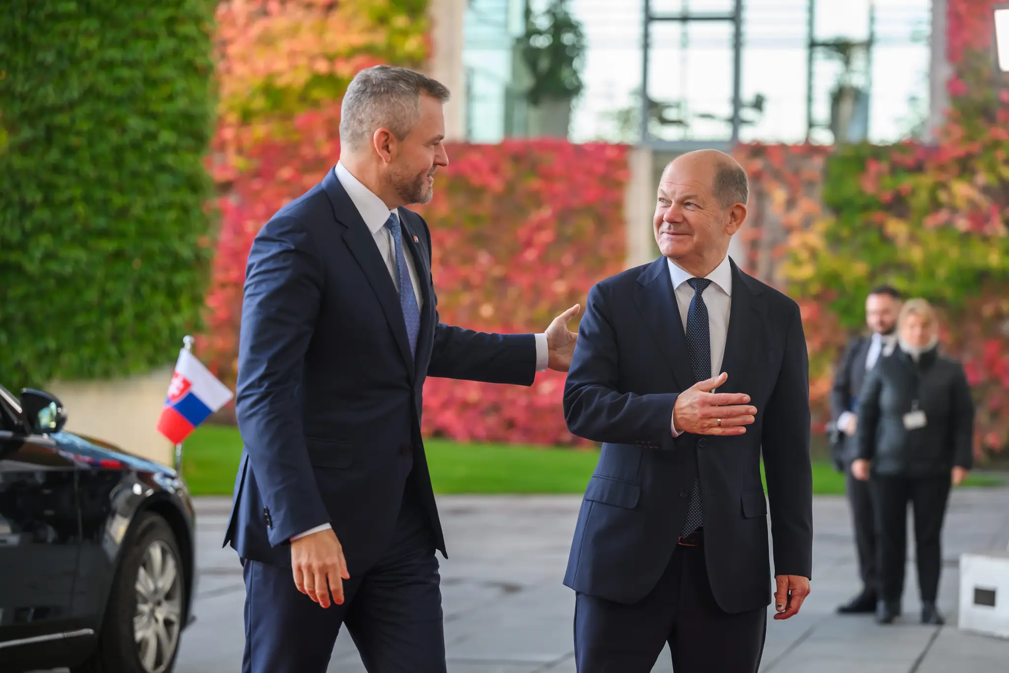 Na snímke zľava prezident SR Peter Pellegrini a nemecký kancelár Olaf Scholz počas stretnutia v Berlíne.