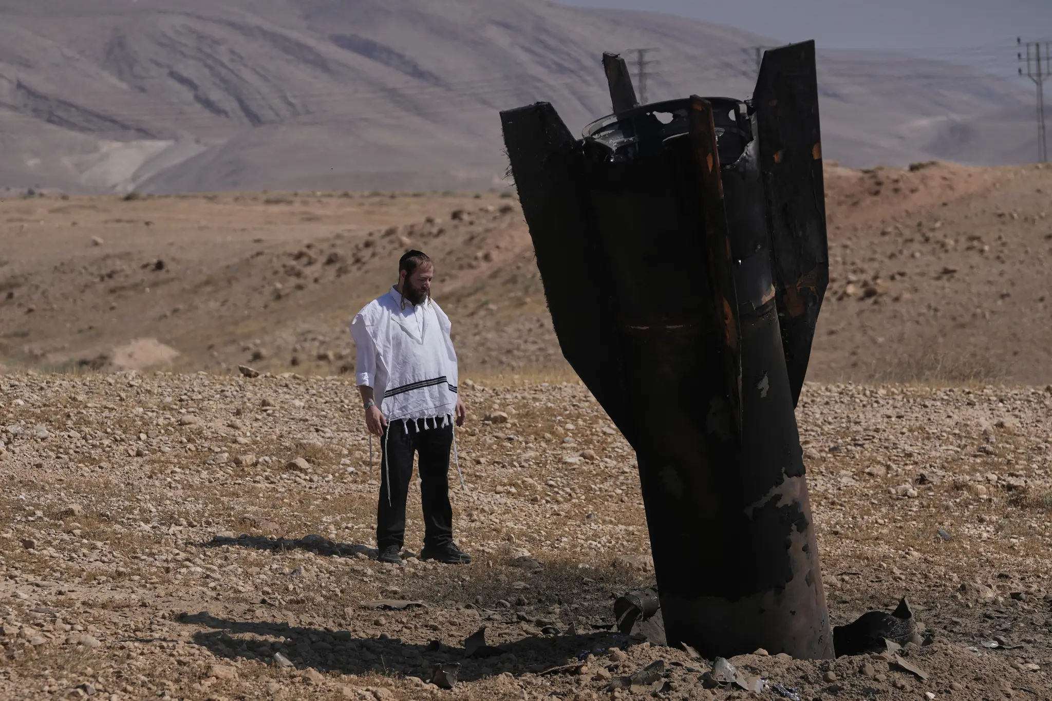 Na snímke muž si prezerá trosky iránskej rakety, ktorá dopadla v blízkosti palestínskeho mesta Jericho na Západnom brehu Jordánu.