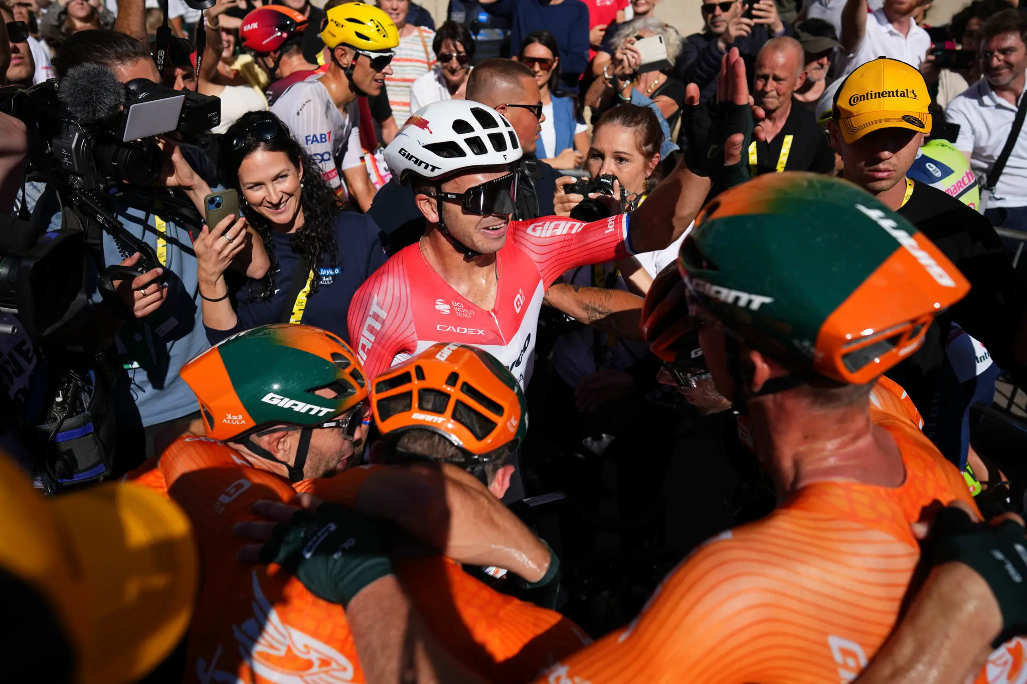 Holanďan Dylan Groenewegen v špurte 6. etapy Tour de France zdolal Philipsena a Girmaya.