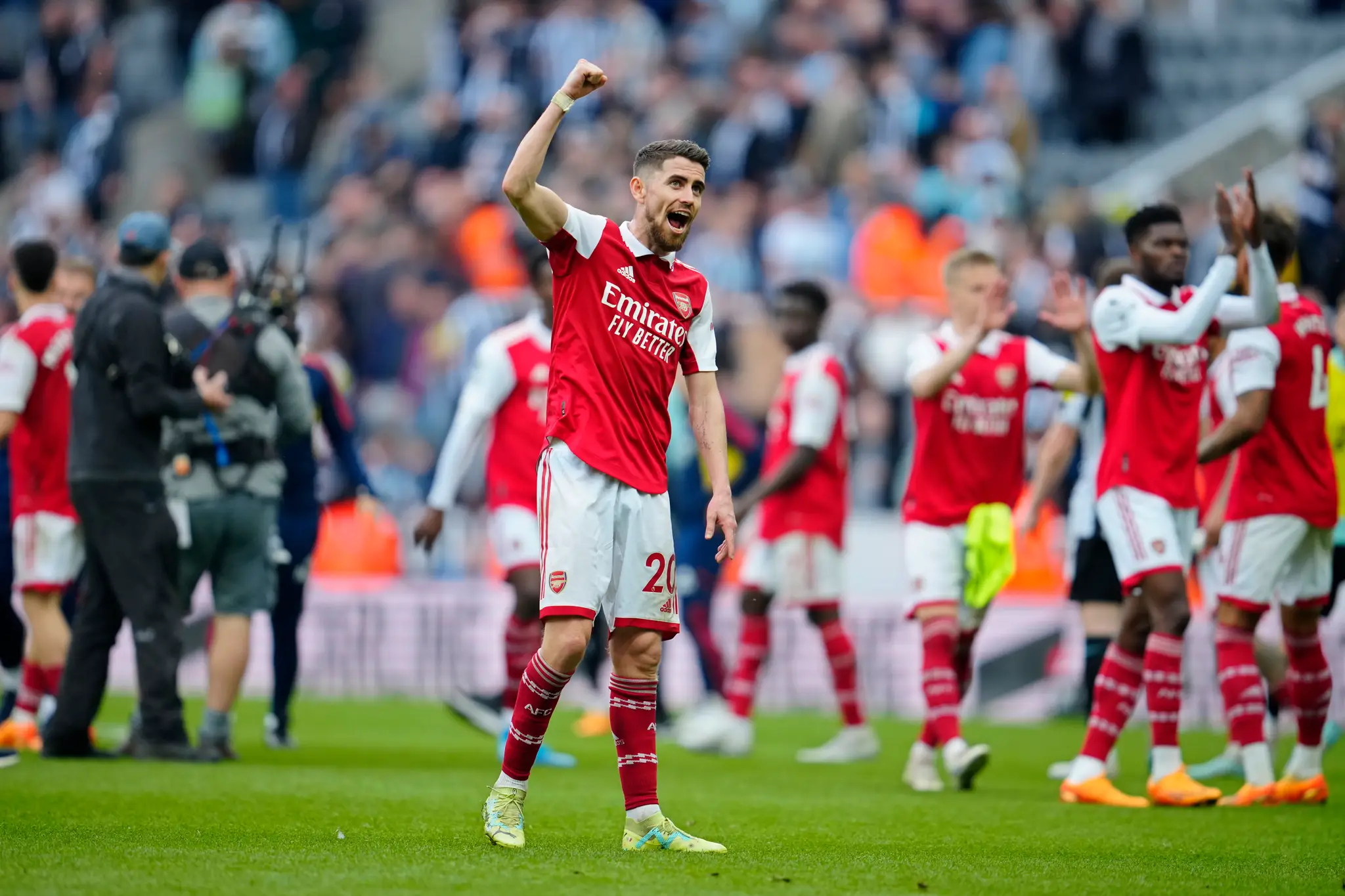 Futbalista Arsenalu Jorginho sa teší po strelení gólu.
