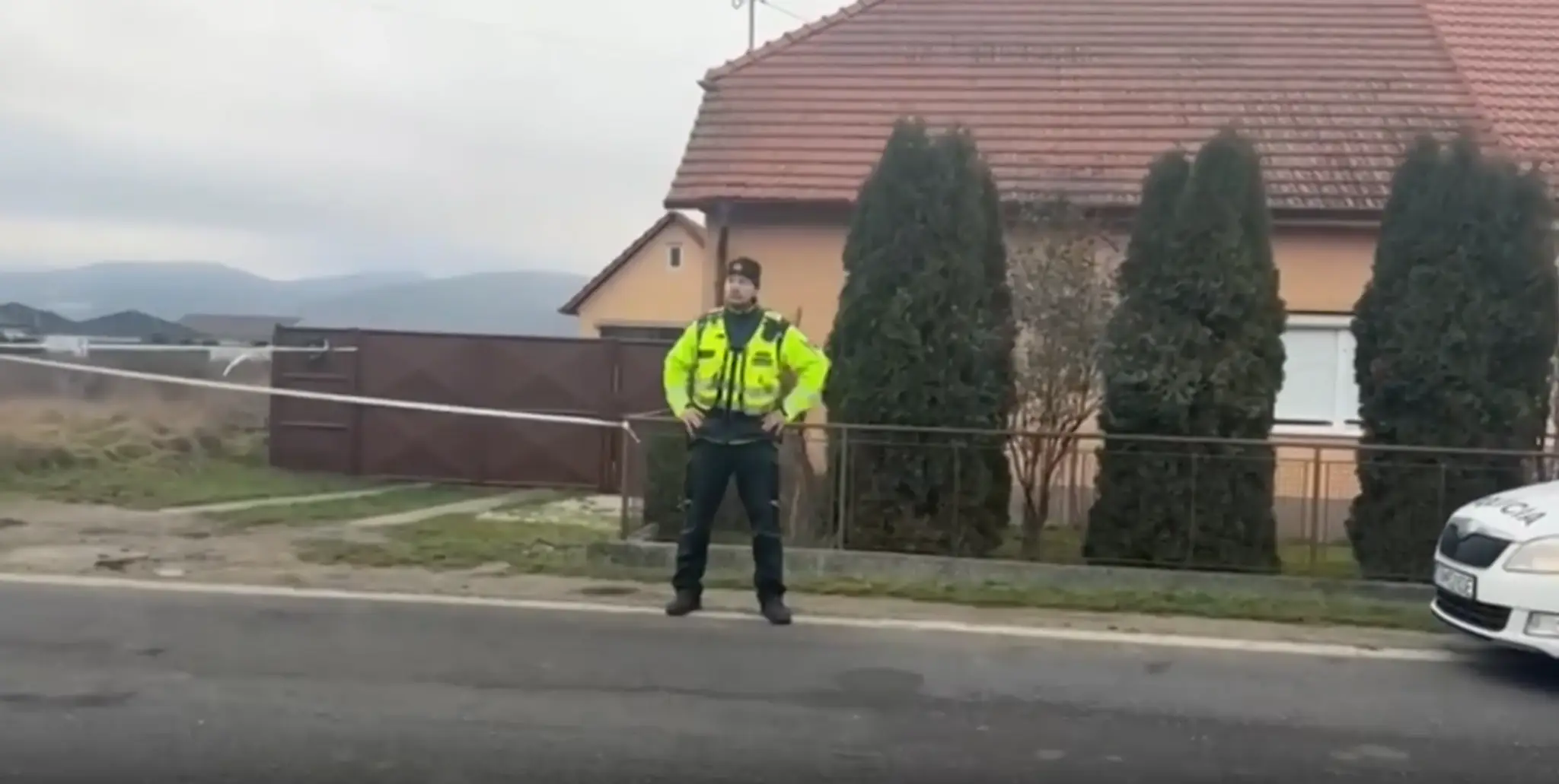Policajt pred domom.
