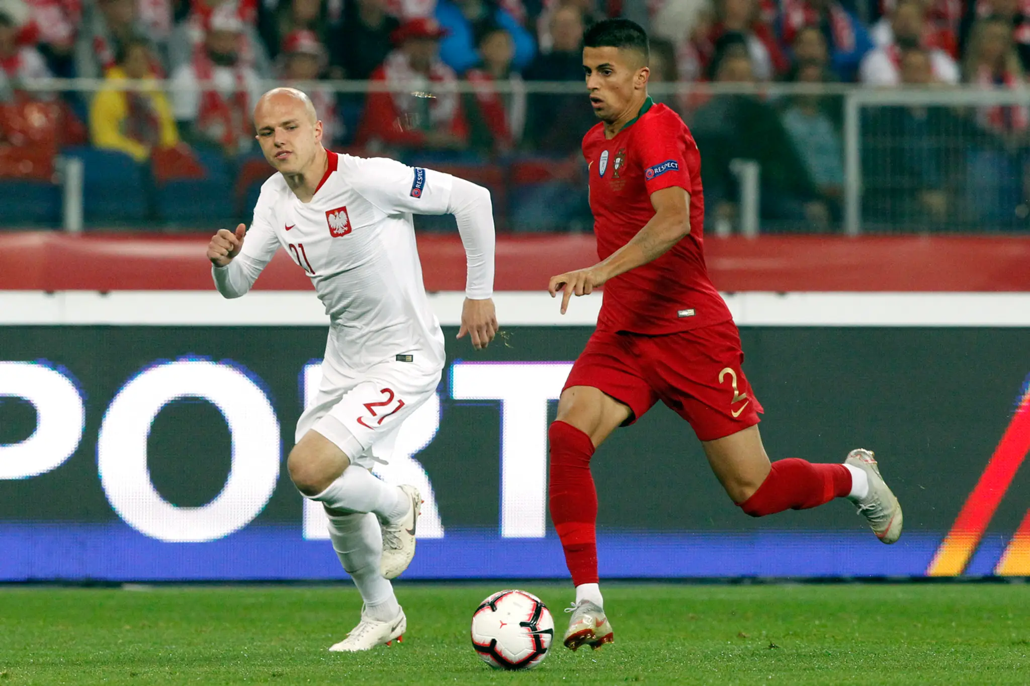 Hráč Portugalska Joao Cancelo (vpravo) a hráč Poľska Rafal Kurzawa v súboji o loptu.