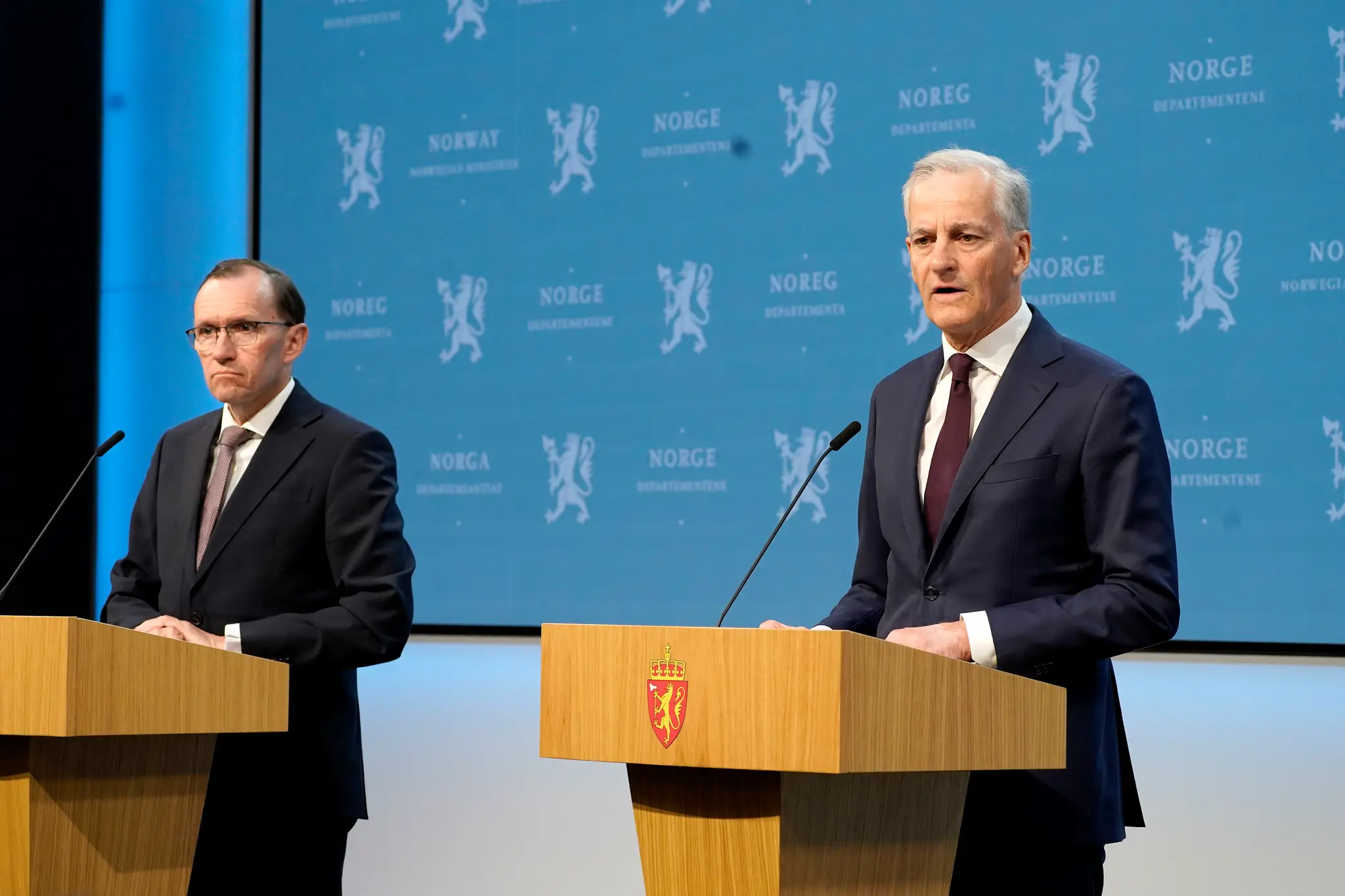 Na snímke nórsky premiér Jonas Gahr Störe (vpravo) a nórsky minister zahraničných vecí Espen Barth Eide počas tlačovej konferencie v Osle 22. mája 2024.