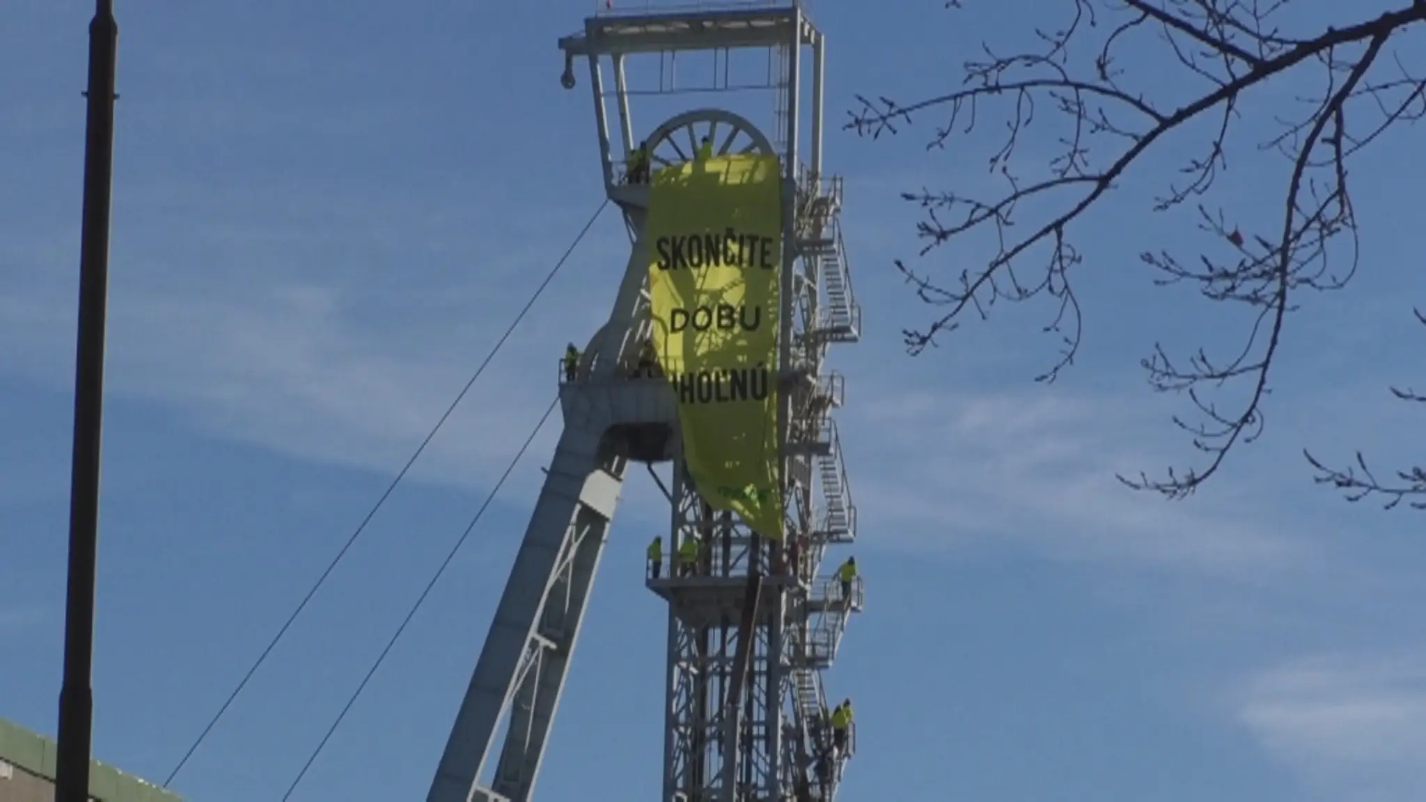 Greenpeace na veži.