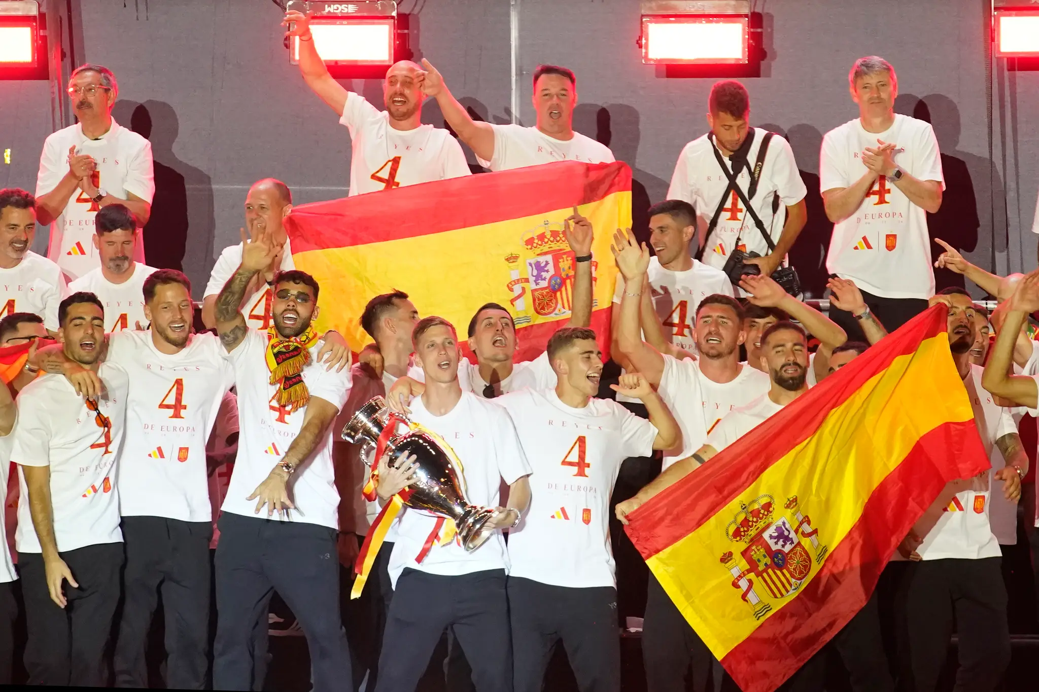 Španielsky futbalista Dani Olmo drží trofej počas osláv titulu majstrov Európy vo futbale v Madride