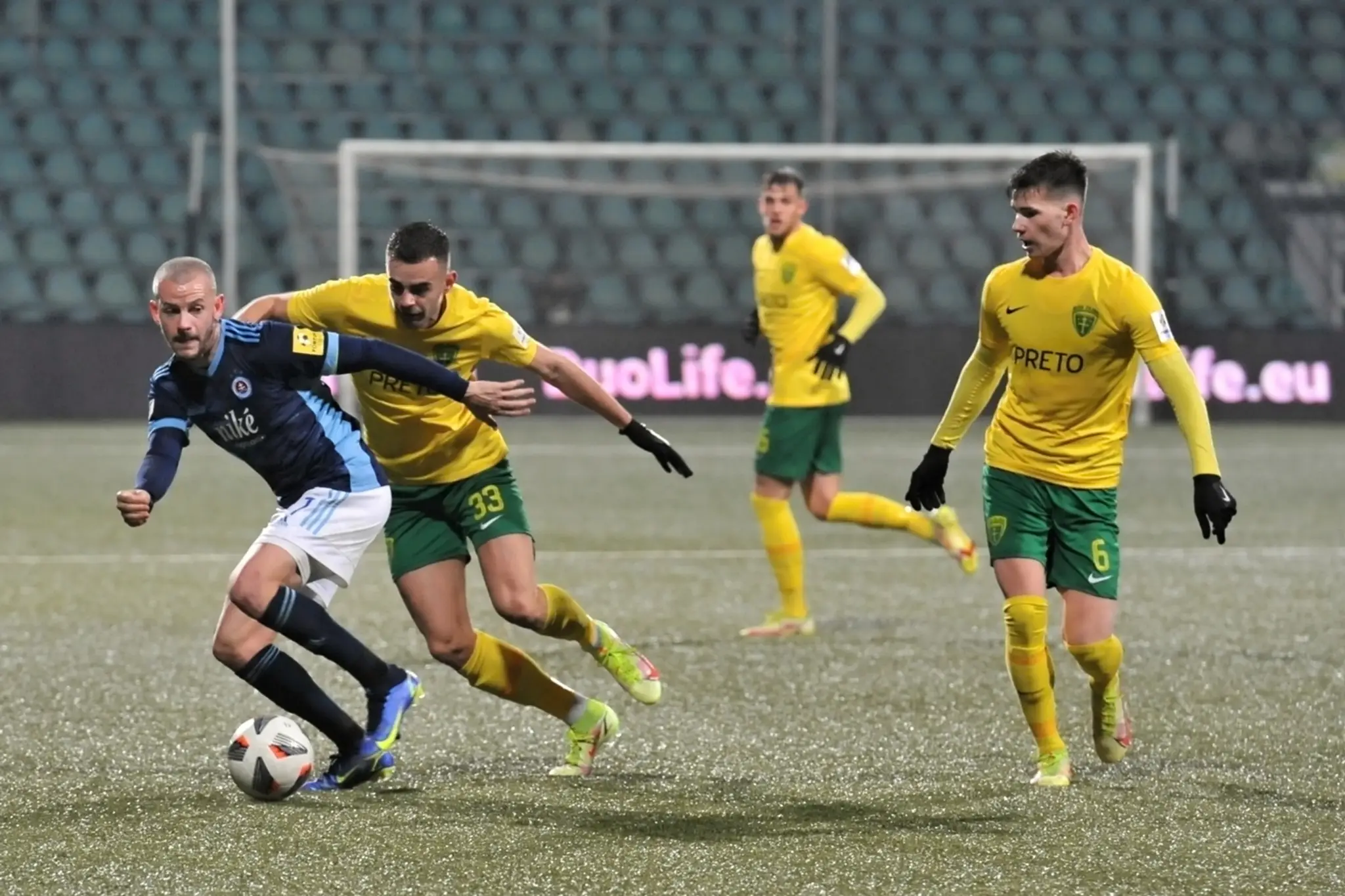 Na snímke zľava Vladimír Weiss ml. (Bratislava) a Miroslav Gono, Adam Kopas (Žilina).