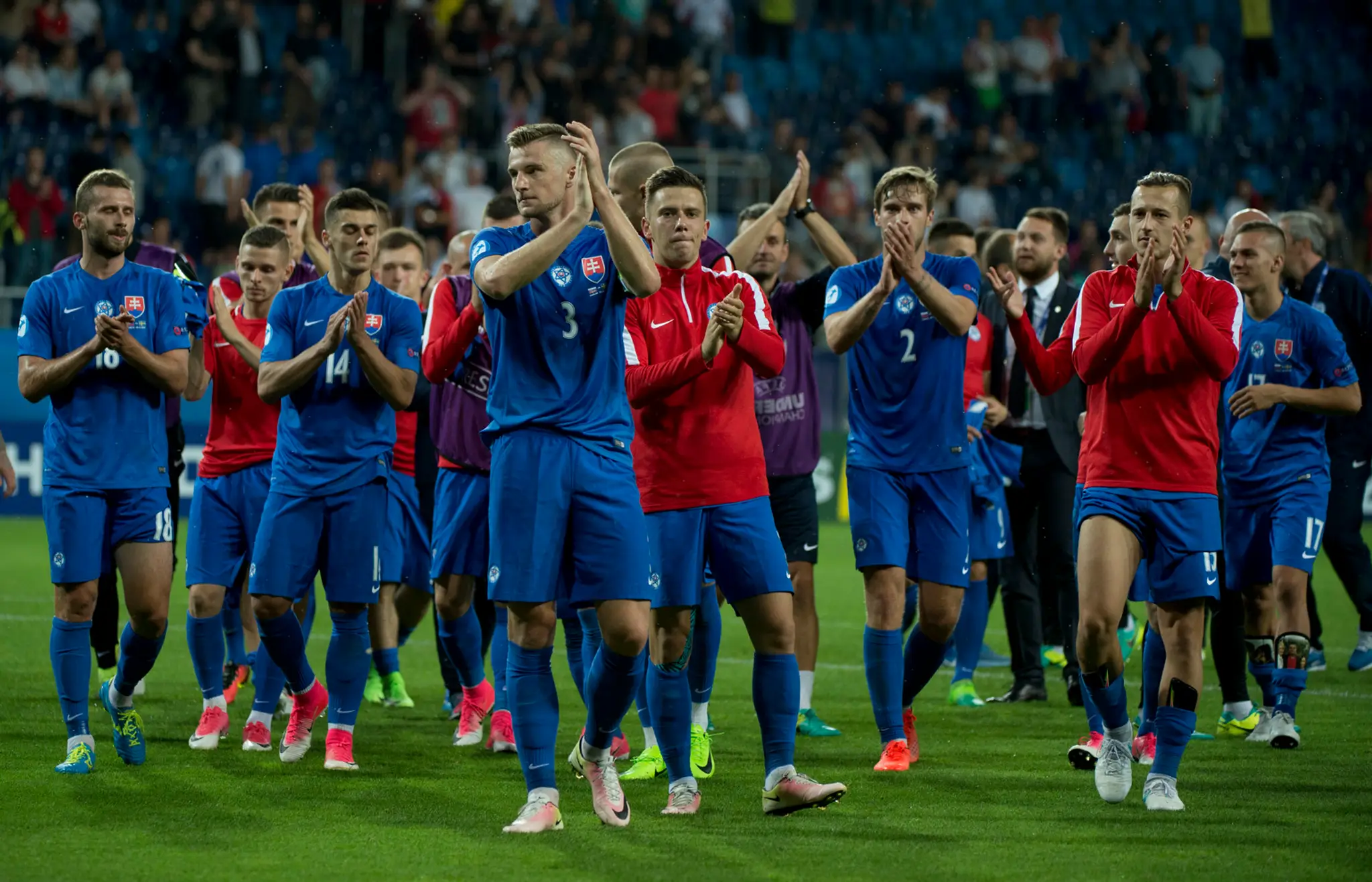 Slovenskí hráči ďakujú priaznivcom na ME 21 po víťazstve nad Švédskom.
