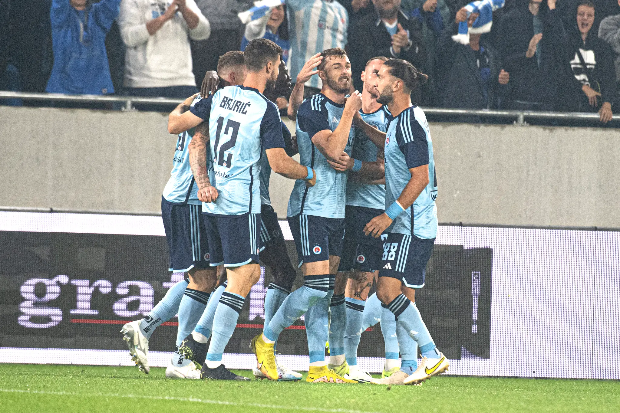 Na snímke futbalisti Slovana sa tešia po strelení úvodného gólu.