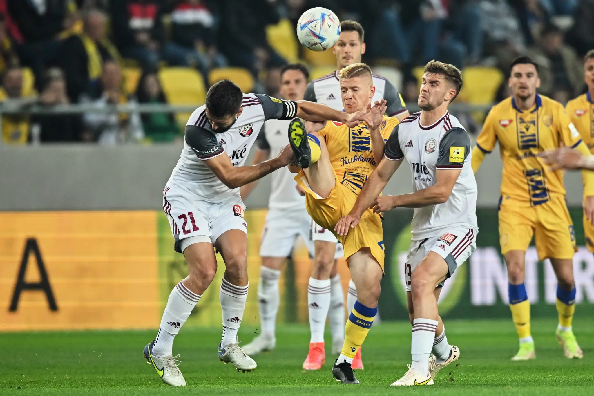 Zľava Boris Godál (FK Podbrezová), Dominik Veselovský (DAC) a Mikuláš Bakala (FK Podbrezová) v 15. kole Fortuna ligy.