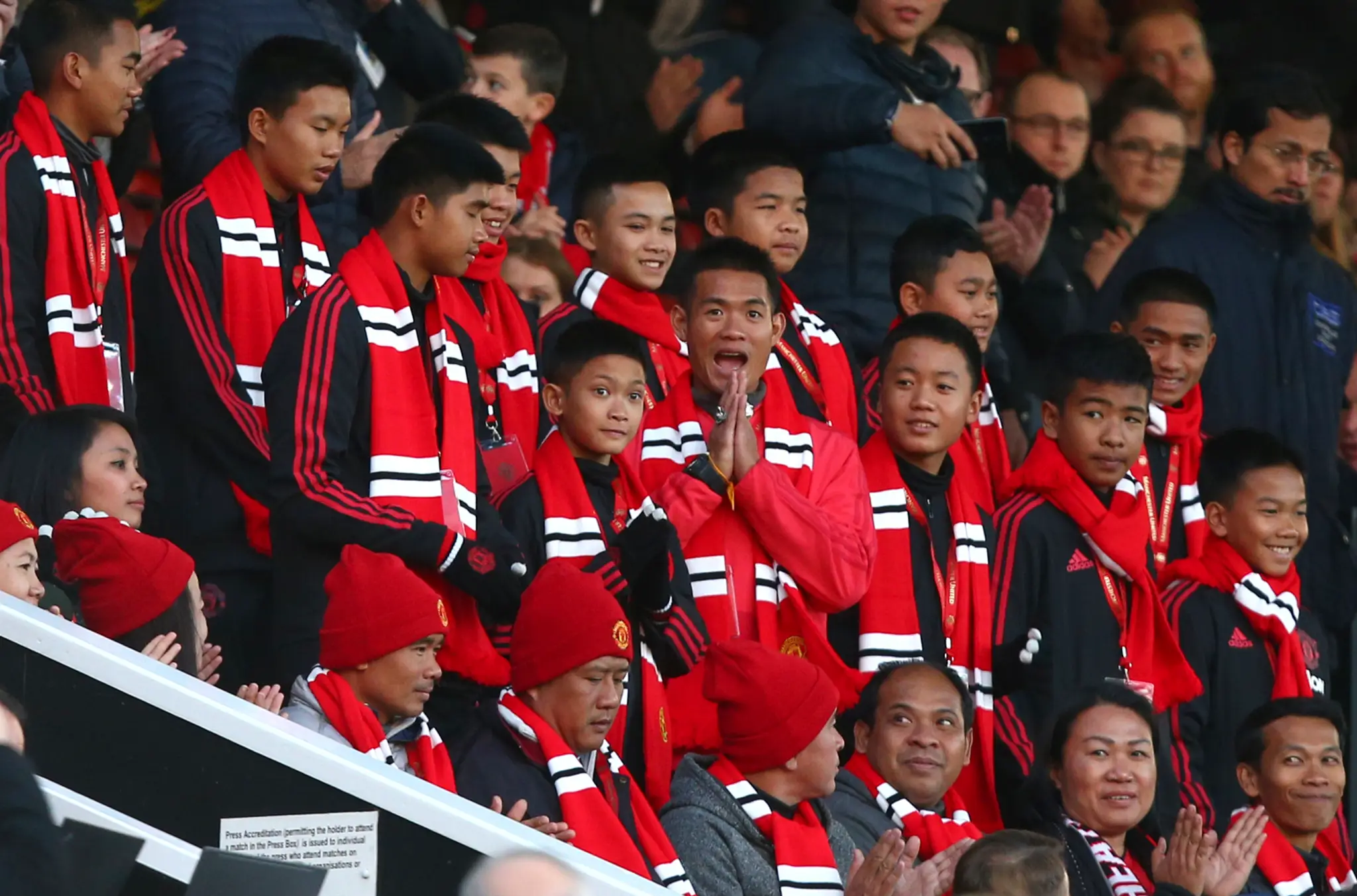 Thajskí chlapci, ktorí tri týždne prežili uviaznutí v jaskyni, sú na zápase Manchesteru United.