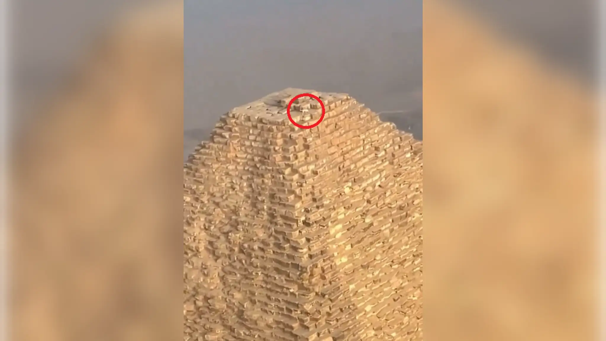 Paraglajdista si všimol na vrchole pyramídy niečo nečakané.