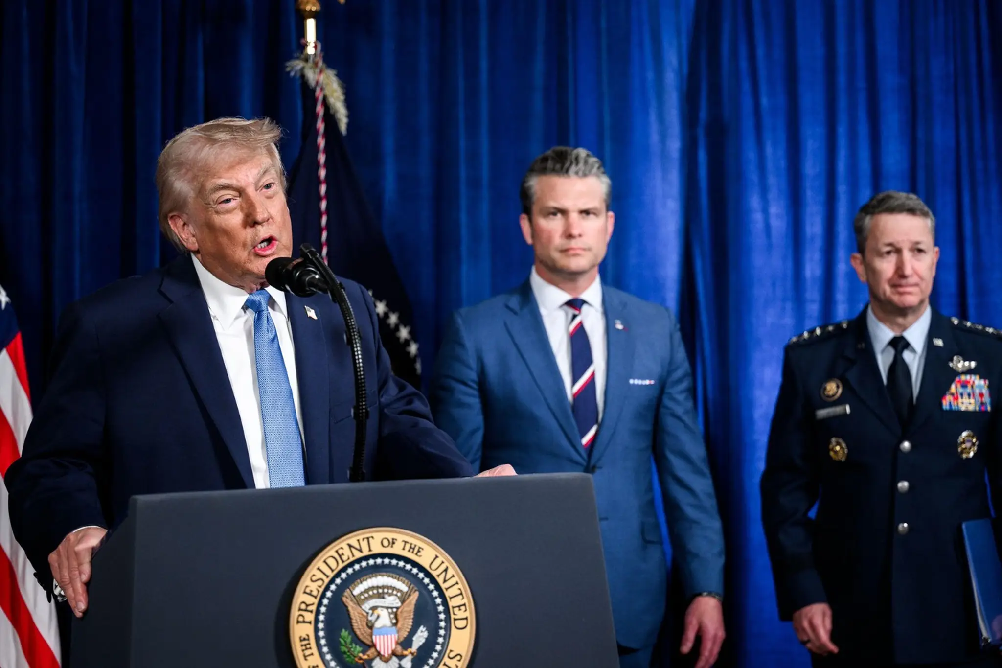 Prezident USA Donald Trump a americký minister obrany Pete Hegseth.