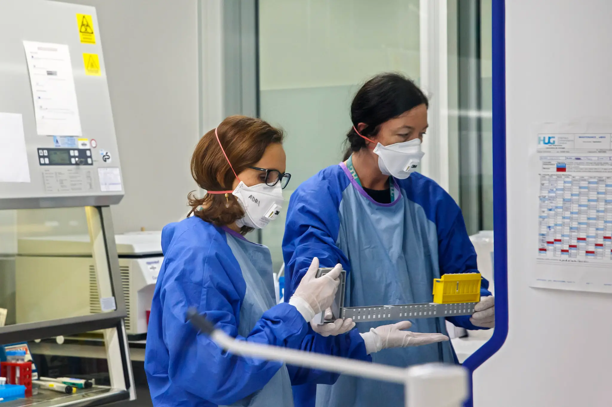 Pracovníčky laboratória počas koronavírusu vo Švajčiarsku.