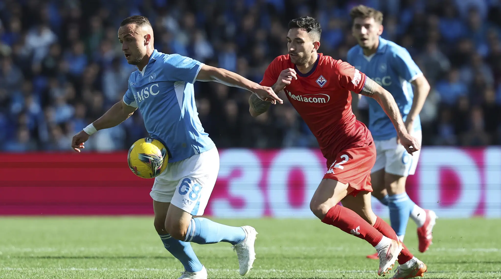 Slovenský futbalista v drese Neapolu Stanislav Lobotka (vľavo) a hráč Fiorentiny Danilo Cataldi bojujú o loptu počas zápasu 28. kola talianskej Serie