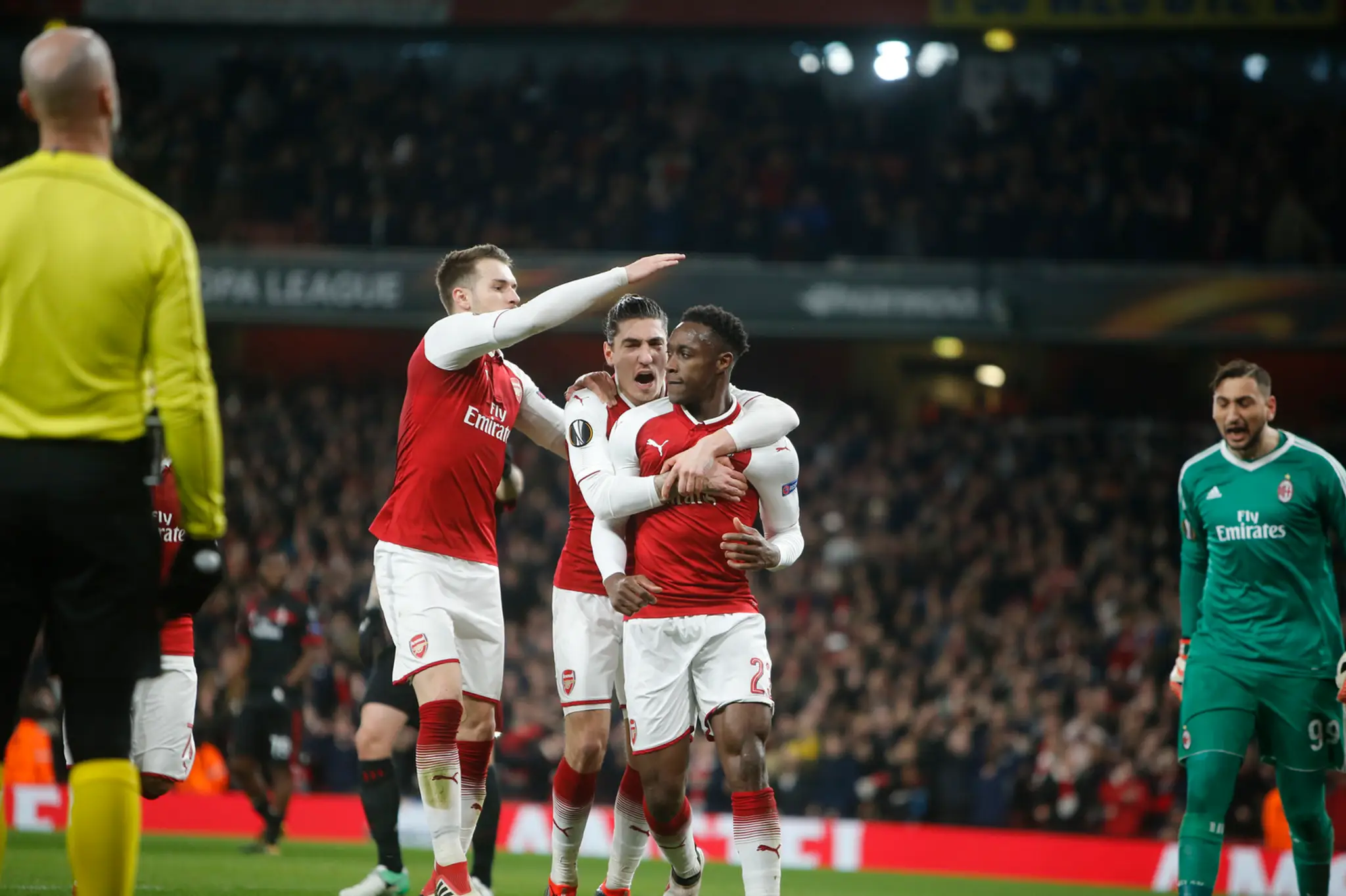 Danny Welbeck (vpravo) z Arsenalu oslavuje svoj gól v odvete osemfinále EL proti AC Miláno.