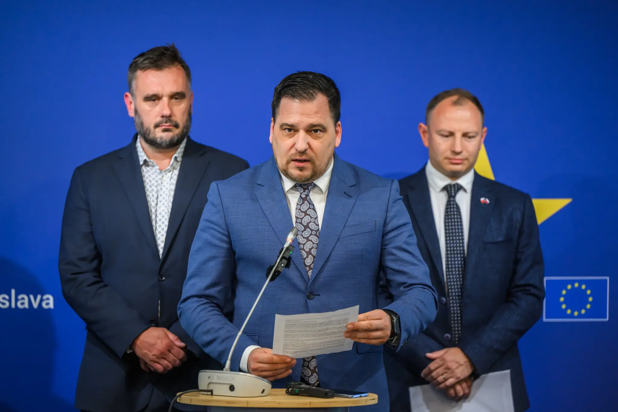 Na snímke sprava člen delegácie a europoslanec Ondřej Knotek, vedúci delegácie a europoslanec Tomáš Zdechovský a člen delegácie a europoslanec Michal Wiezik počas tlačovej konferencie Výboru Európskeho parlamentu
