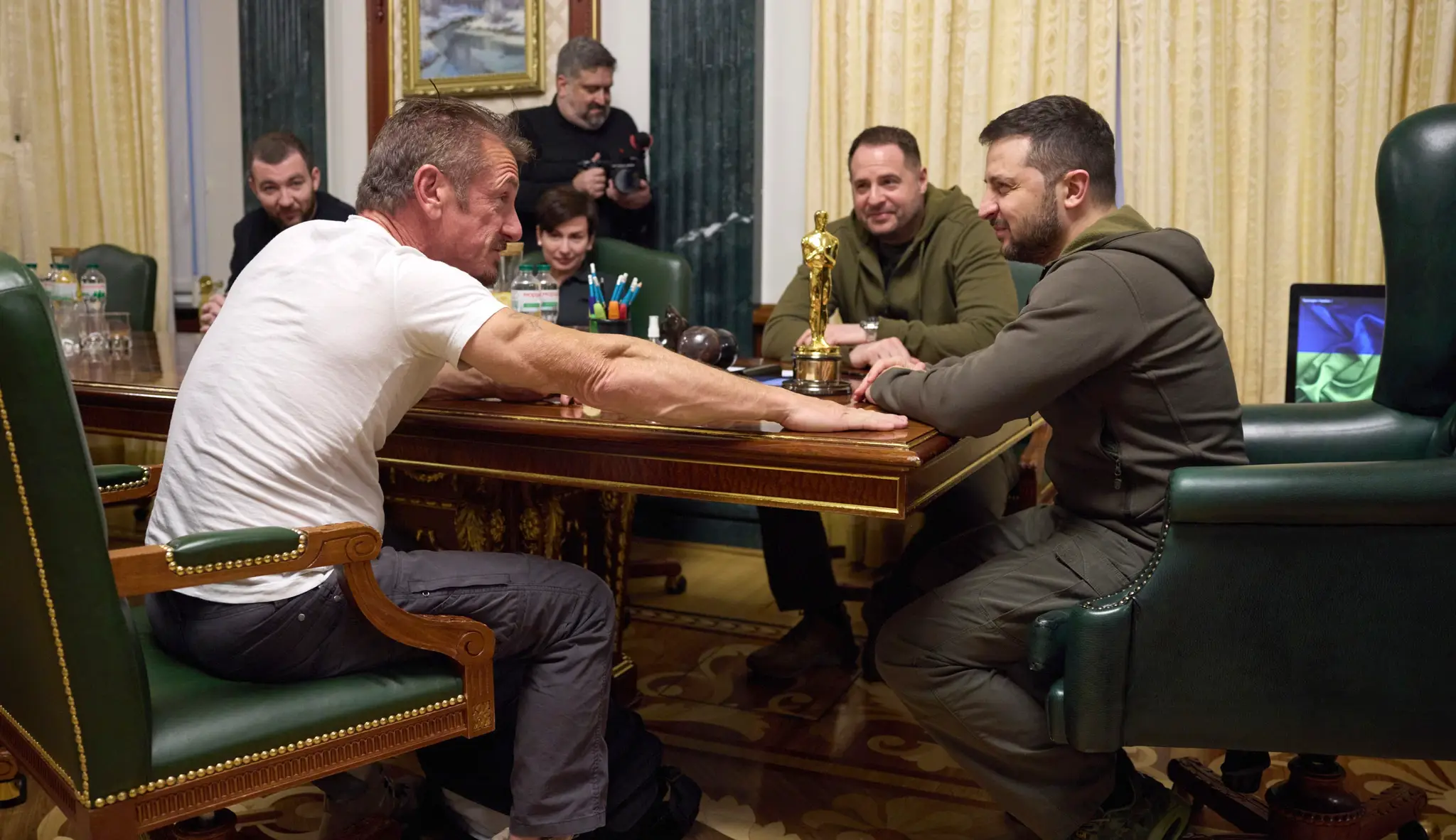 Ukrajinský prezident Volodymyr Zelenskyj (vpravo) a americký herec Sean Penn (vľavo) diskutujú počas stretnutia v Kyjeve.