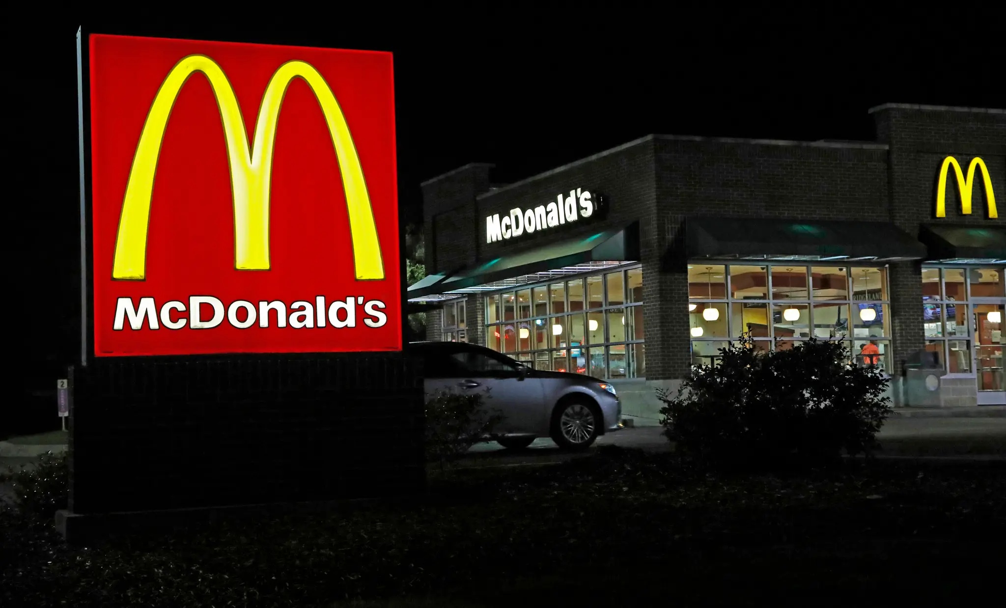 Na archívnej snímke zo 14. februára 2018 reštaurácia spoločnosti McDonald's v americkom Ridgelande.