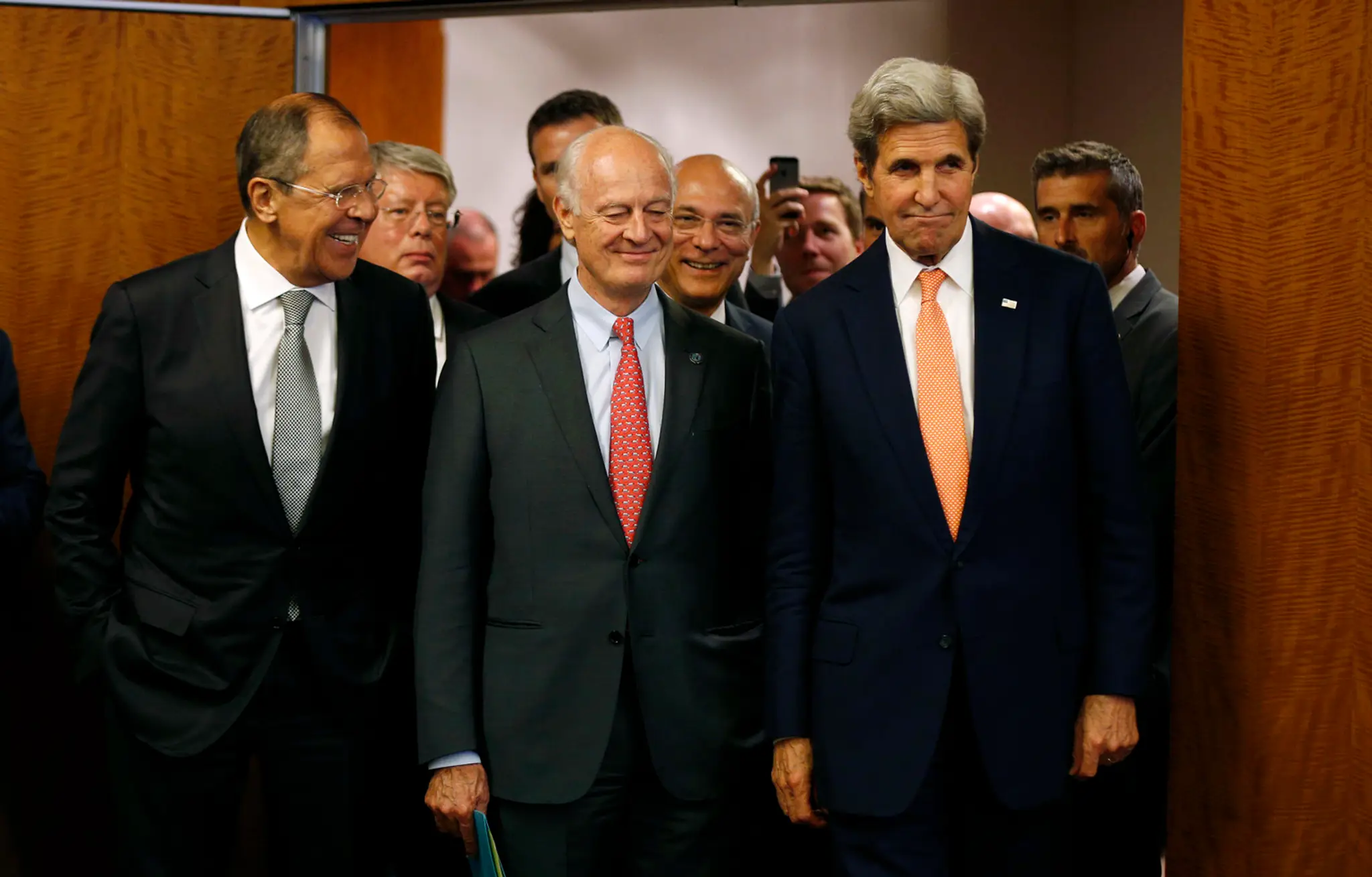 Šéfovia diplomacií USA a Ruska - John Kerry a Sergej Lavrov a splnomocnenec OSN pre Sýriu Staffan de Mistura.