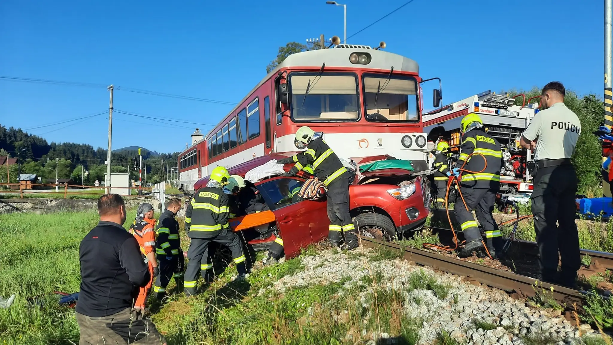 Zrážka osobného auta a vlaku smerujúceho do Nižného Kelčova.