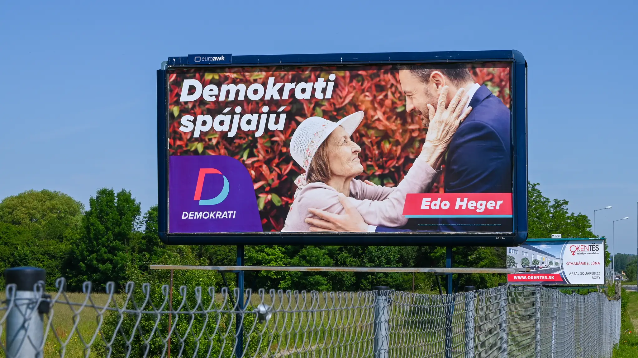 Bilbord strany Demokrati.